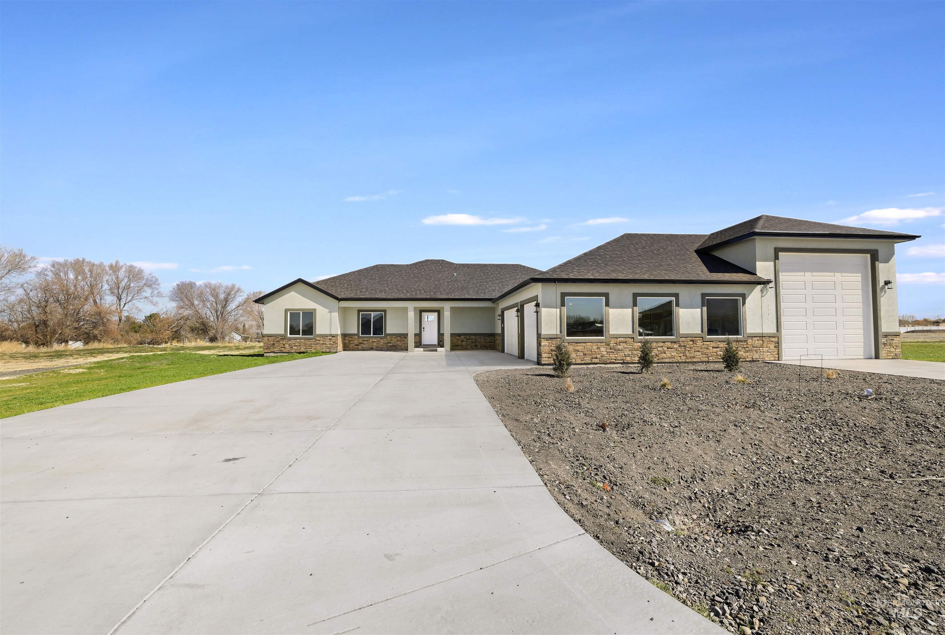 2514 Tulip cir, Twin Falls, Idaho 83301, 4 Bedrooms, 2.5 Bathrooms, Residential For Sale, Price $815,000, 98978017