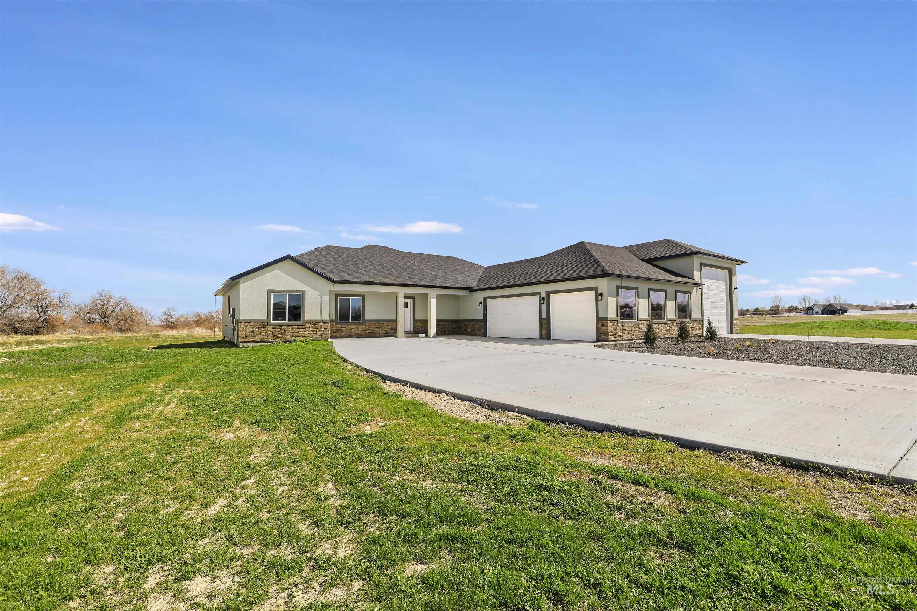 2514 Tulip cir, Twin Falls, Idaho 83301, 4 Bedrooms, 2.5 Bathrooms, Residential For Sale, Price $815,000, 98978017