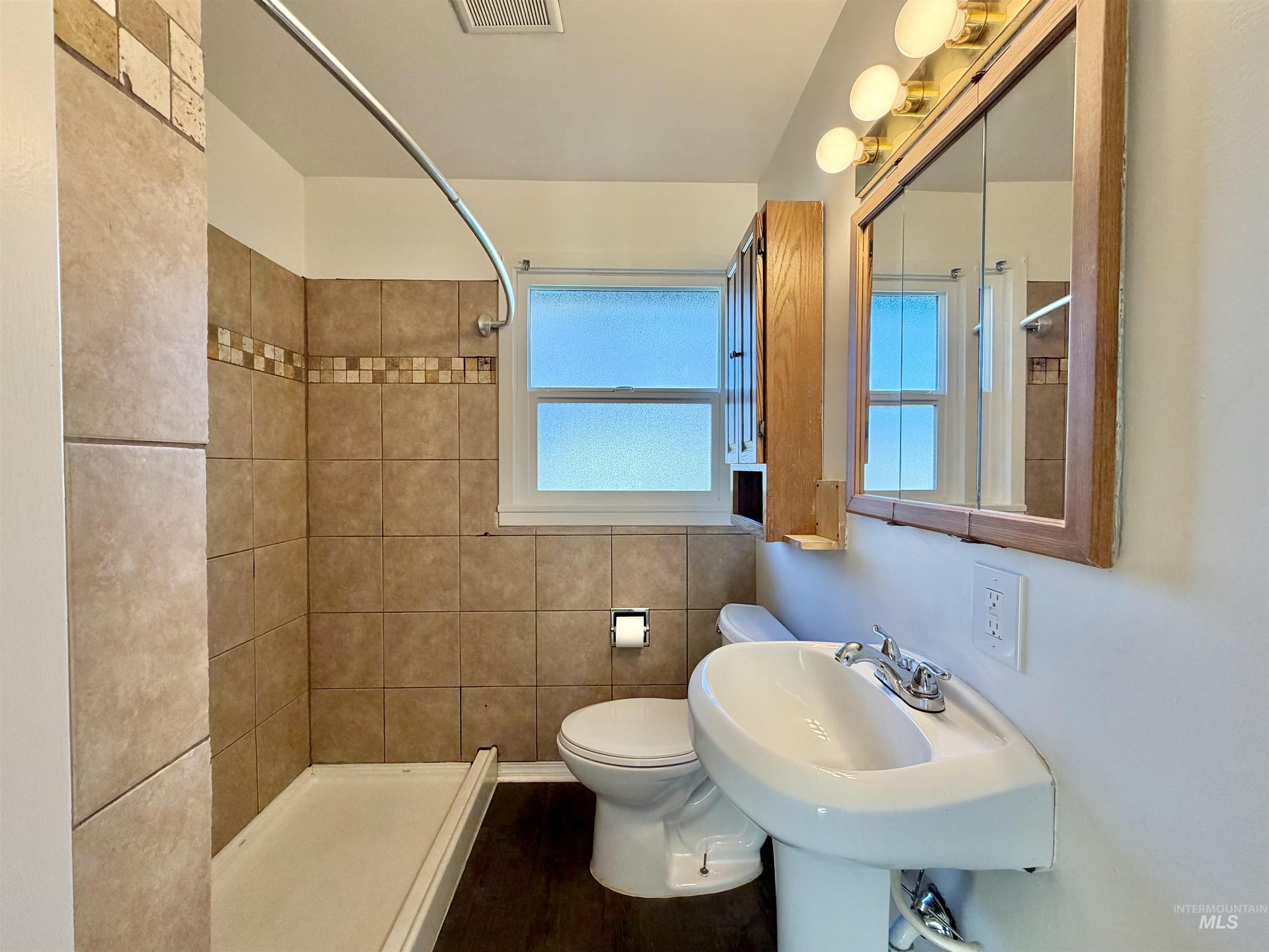 1522 13th St, Lewiston, Idaho 83501, 3 Bedrooms, 1 Bathroom, Residential Income For Sale, Price $325,000,MLS 98978031