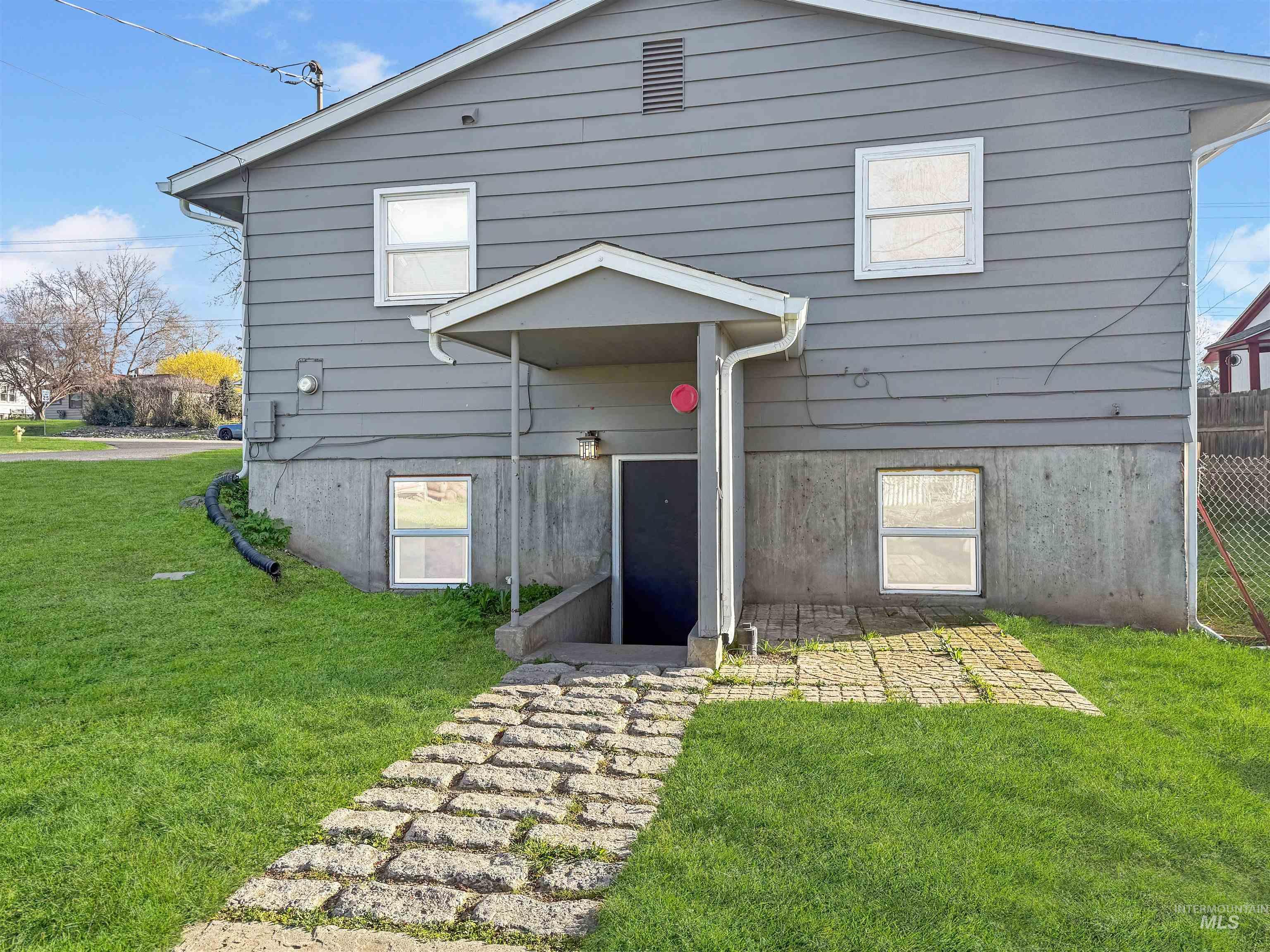 1522 13th St, Lewiston, Idaho 83501, 3 Bedrooms, 1 Bathroom, Residential Income For Sale, Price $325,000,MLS 98978031