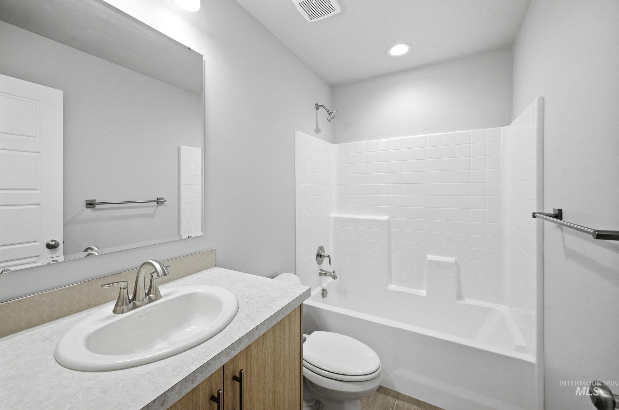 6643 W Redwood Creek Dr, Meridian, Idaho 83646, 3 Bedrooms, 2 Bathrooms, Residential For Sale, Price $469,990,MLS 98978043