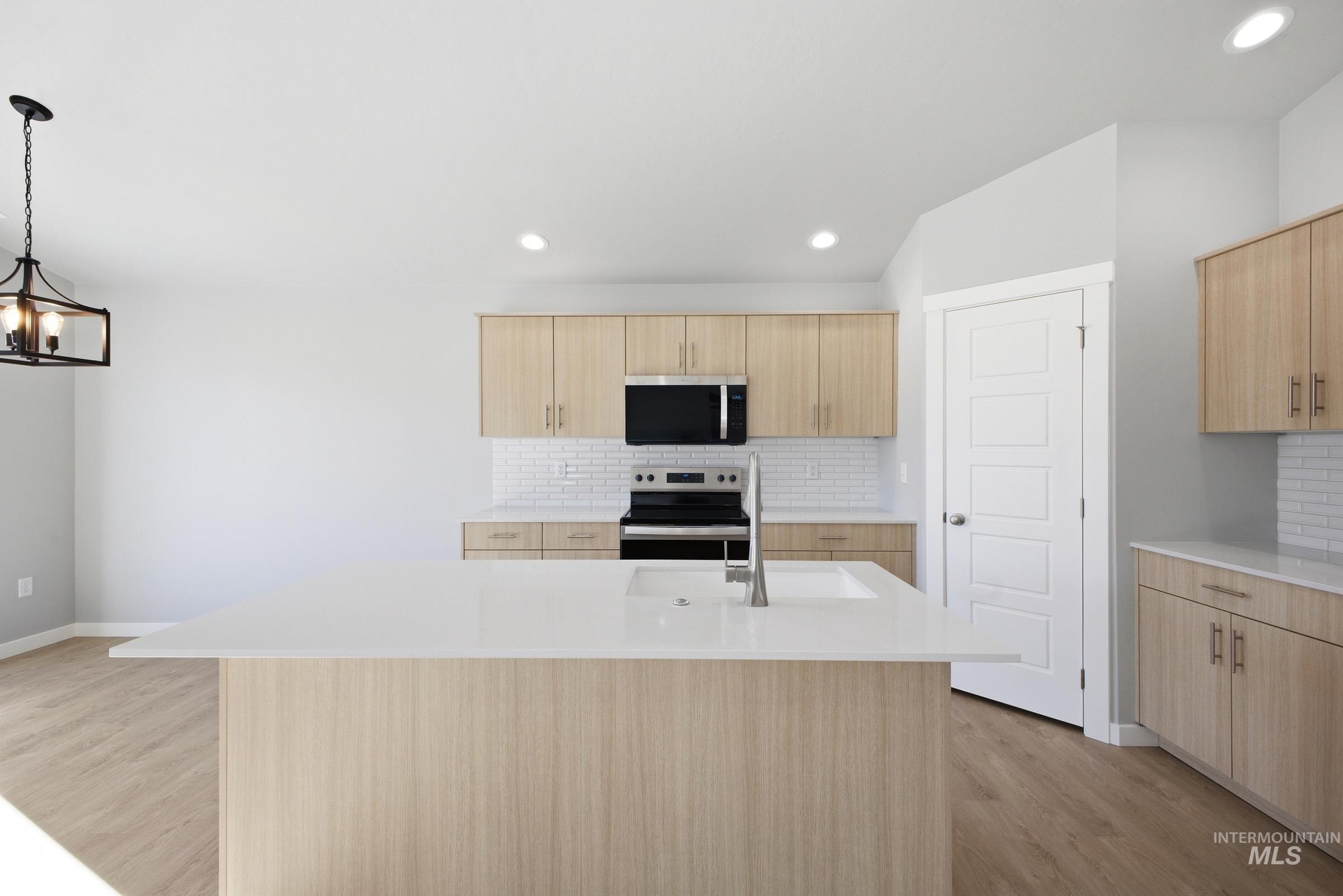 6643 W Redwood Creek Dr, Meridian, Idaho 83646, 3 Bedrooms, 2 Bathrooms, Residential For Sale, Price $469,990,MLS 98978043