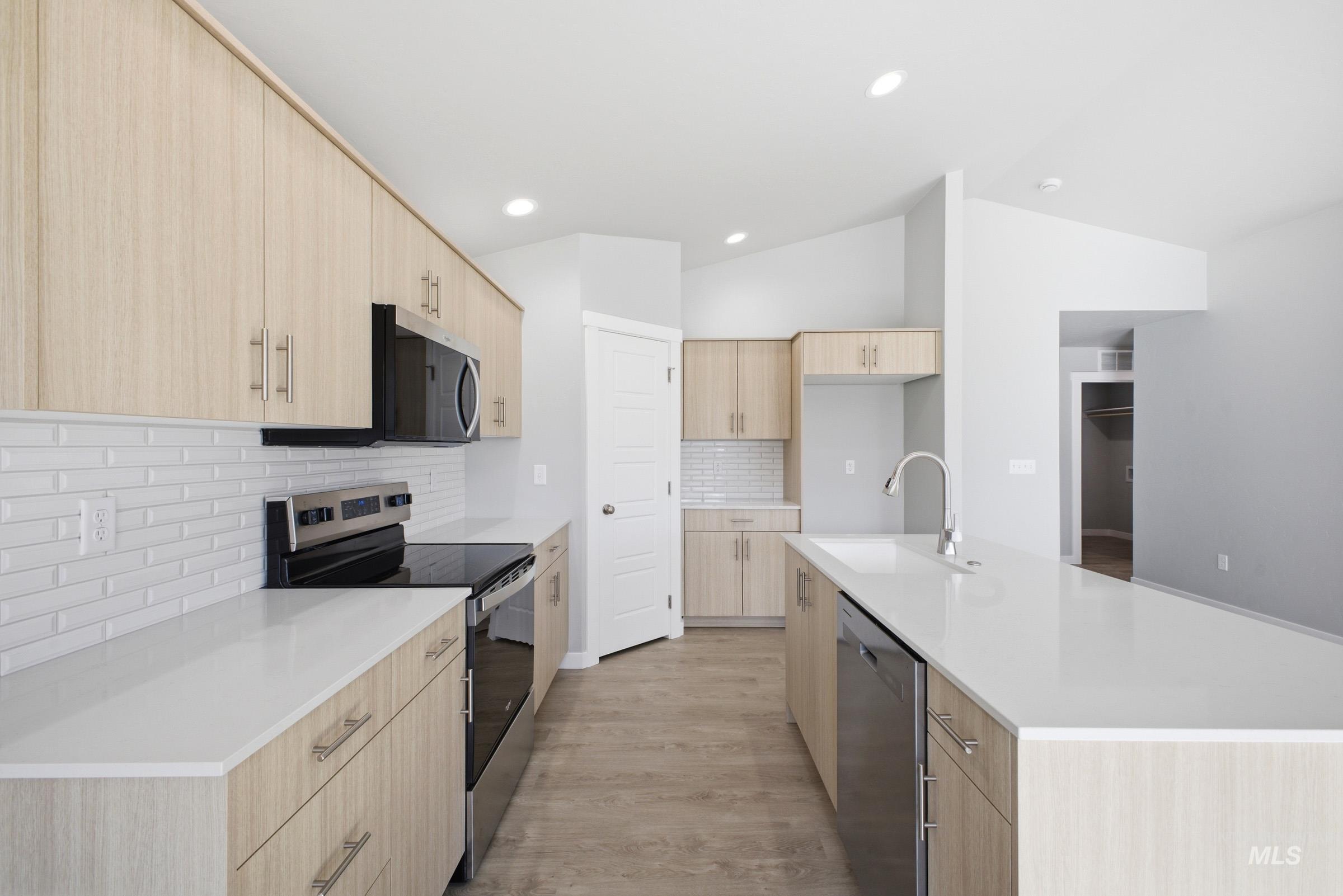 6643 W Redwood Creek Dr, Meridian, Idaho 83646, 3 Bedrooms, 2 Bathrooms, Residential For Sale, Price $469,990,MLS 98978043