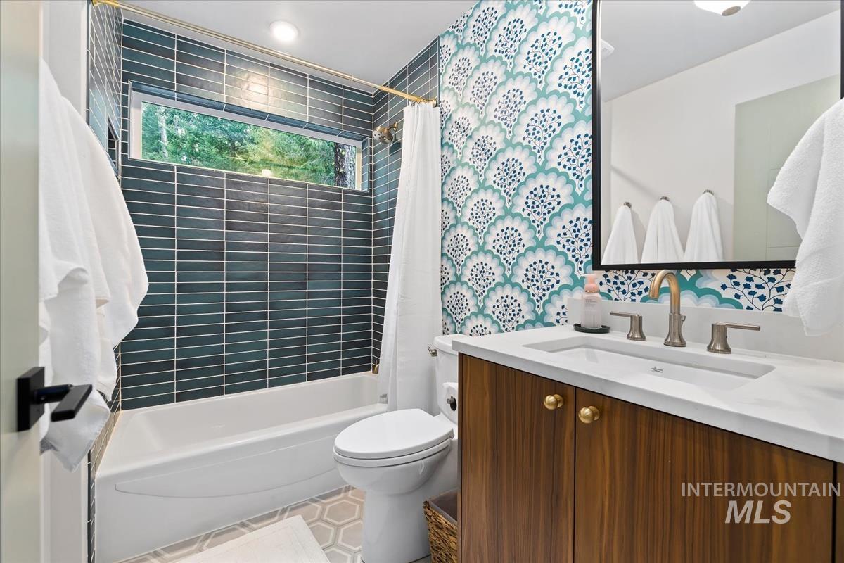 64 Fairway Dr, Garden Valley, Idaho 83622, 2 Bedrooms, 2 Bathrooms, Residential For Sale, Price $699,900, 98978072