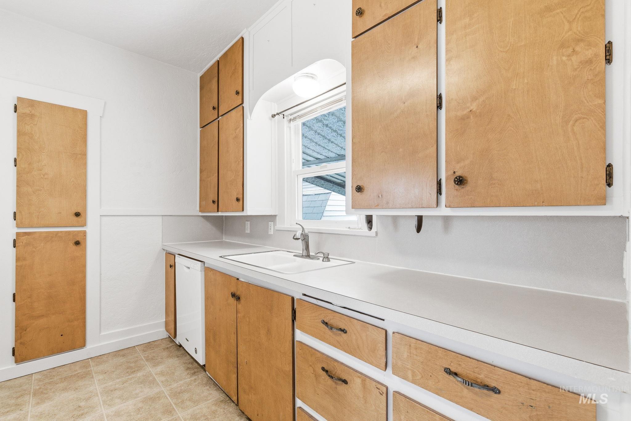 428 S Almond St, Nampa, Idaho 83686, 4 Bedrooms, 2 Bathrooms, Residential For Sale, Price $379,900, 98978079