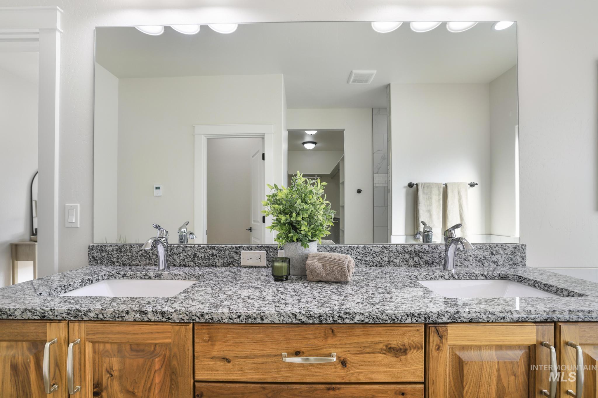 2080 Columbia Dr, Twin Falls, Idaho 83301-5983, 3 Bedrooms, 2 Bathrooms, Residential For Sale, Price $515,000, 98978083