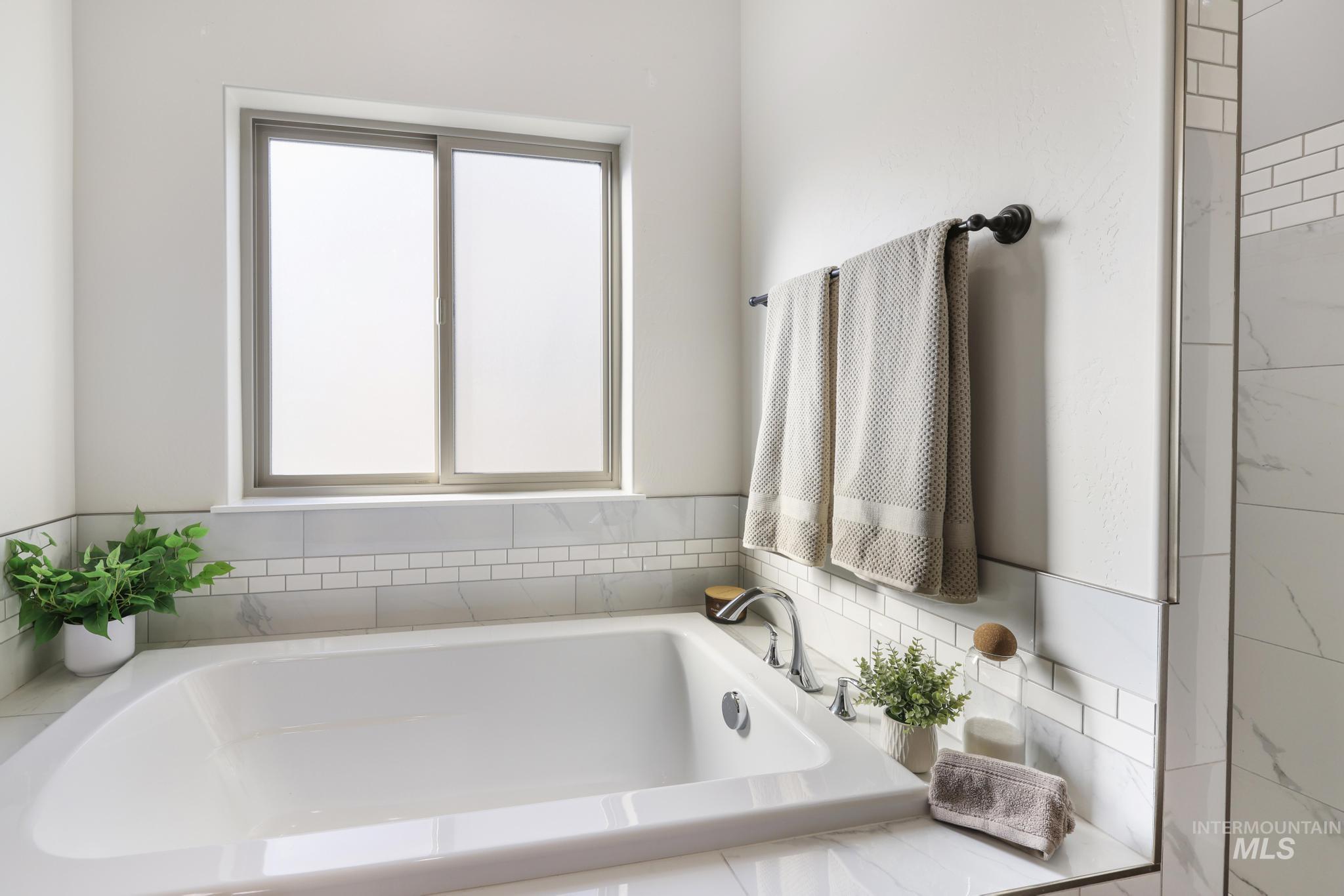 2080 Columbia Dr, Twin Falls, Idaho 83301-5983, 3 Bedrooms, 2 Bathrooms, Residential For Sale, Price $515,000, 98978083