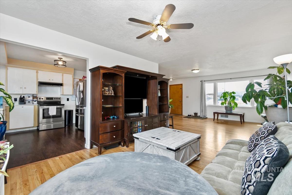 520 N 11th E., Mountain Home, Idaho 83647, 4 Bedrooms, 2 Bathrooms, Residential For Sale, Price $320,000,MLS 98978110