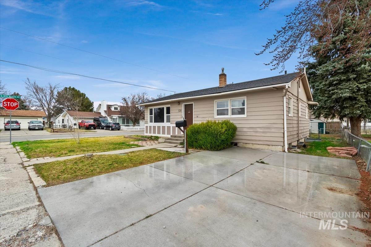 520 N 11th E., Mountain Home, Idaho 83647, 4 Bedrooms, 2 Bathrooms, Residential For Sale, Price $320,000,MLS 98978110