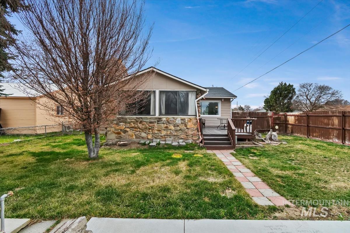 520 N 11th E., Mountain Home, Idaho 83647, 4 Bedrooms, 2 Bathrooms, Residential For Sale, Price $320,000,MLS 98978110