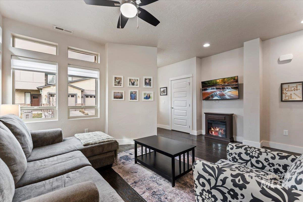 600 N Escalade Pl, Nampa, Idaho 83651-4774, 3 Bedrooms, 2.5 Bathrooms, Residential For Sale, Price $339,500,MLS 98978111