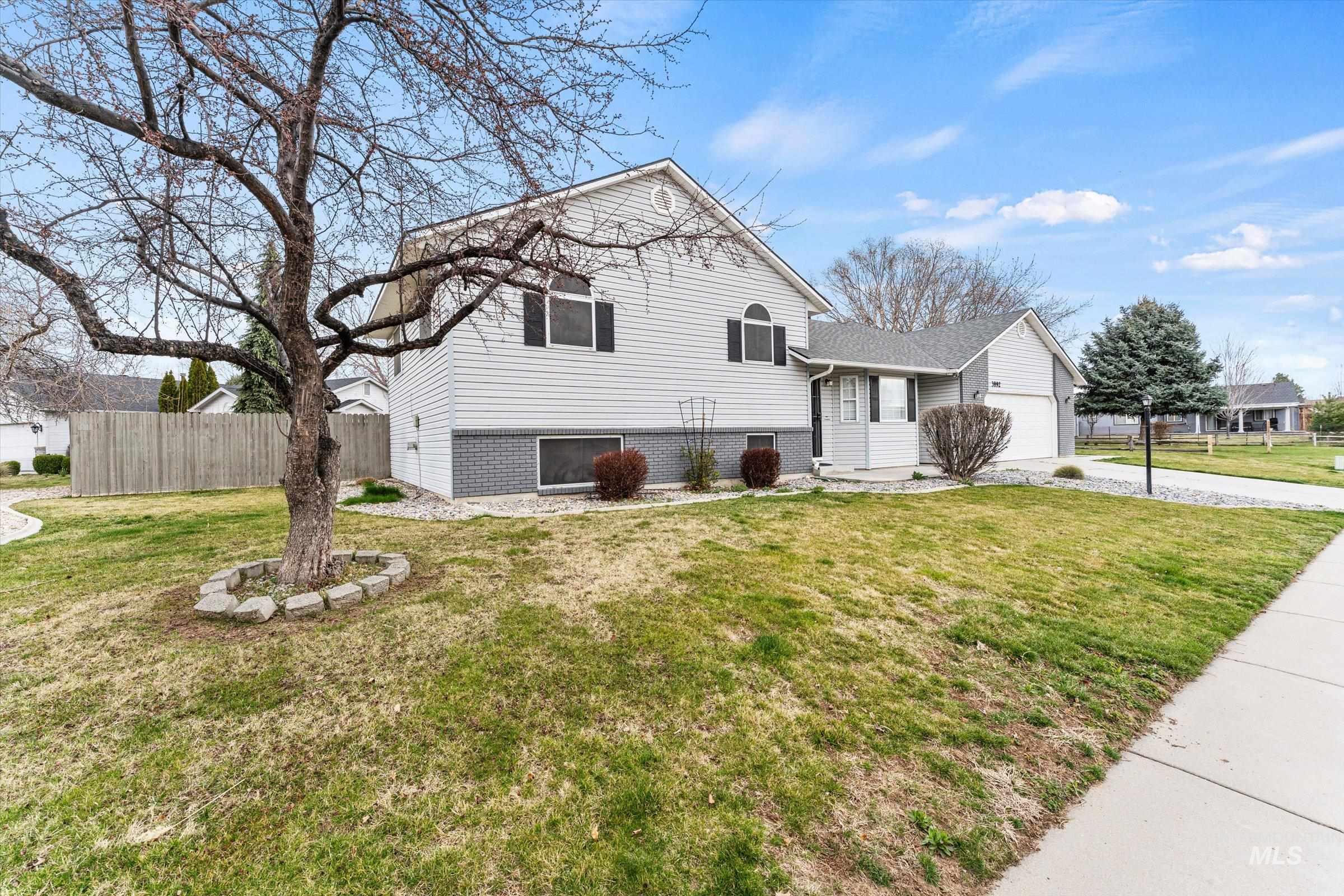 3892 E Eisenhower Dr, Meridian, Idaho 83642, 3 Bedrooms, 4 Bathrooms, Residential For Sale, Price $585,000,MLS 98978112