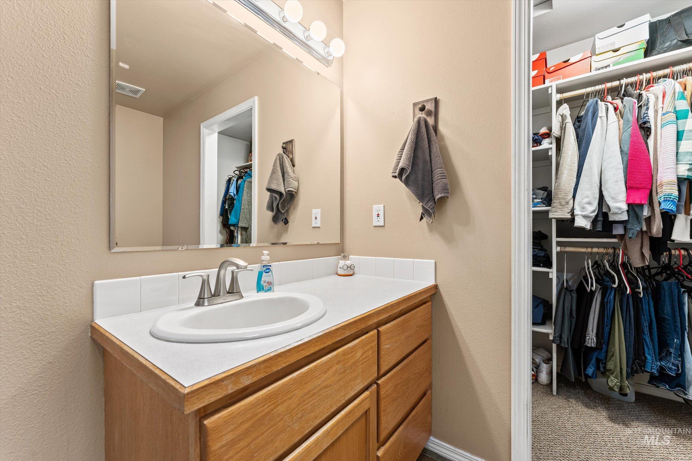 3892 E Eisenhower Dr, Meridian, Idaho 83642, 3 Bedrooms, 4 Bathrooms, Residential For Sale, Price $585,000,MLS 98978112