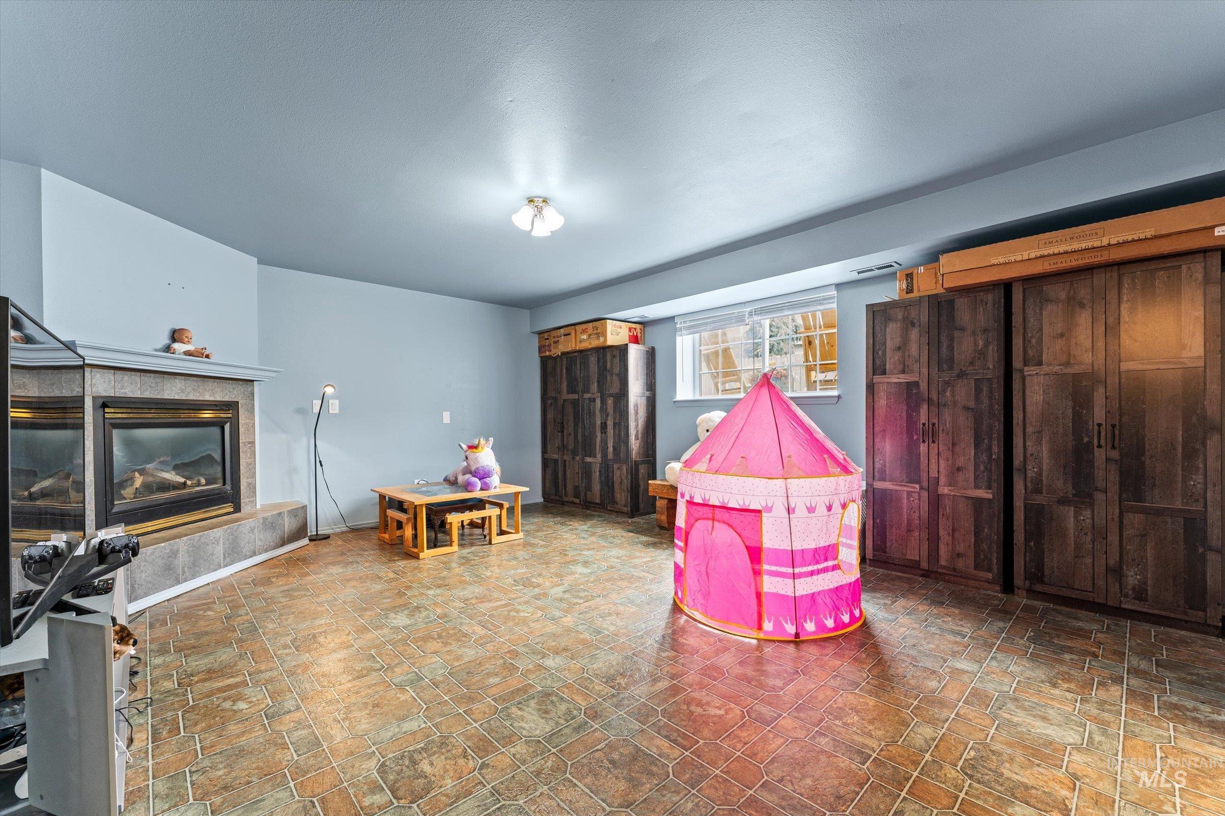 3892 E Eisenhower Dr, Meridian, Idaho 83642, 3 Bedrooms, 4 Bathrooms, Residential For Sale, Price $585,000,MLS 98978112