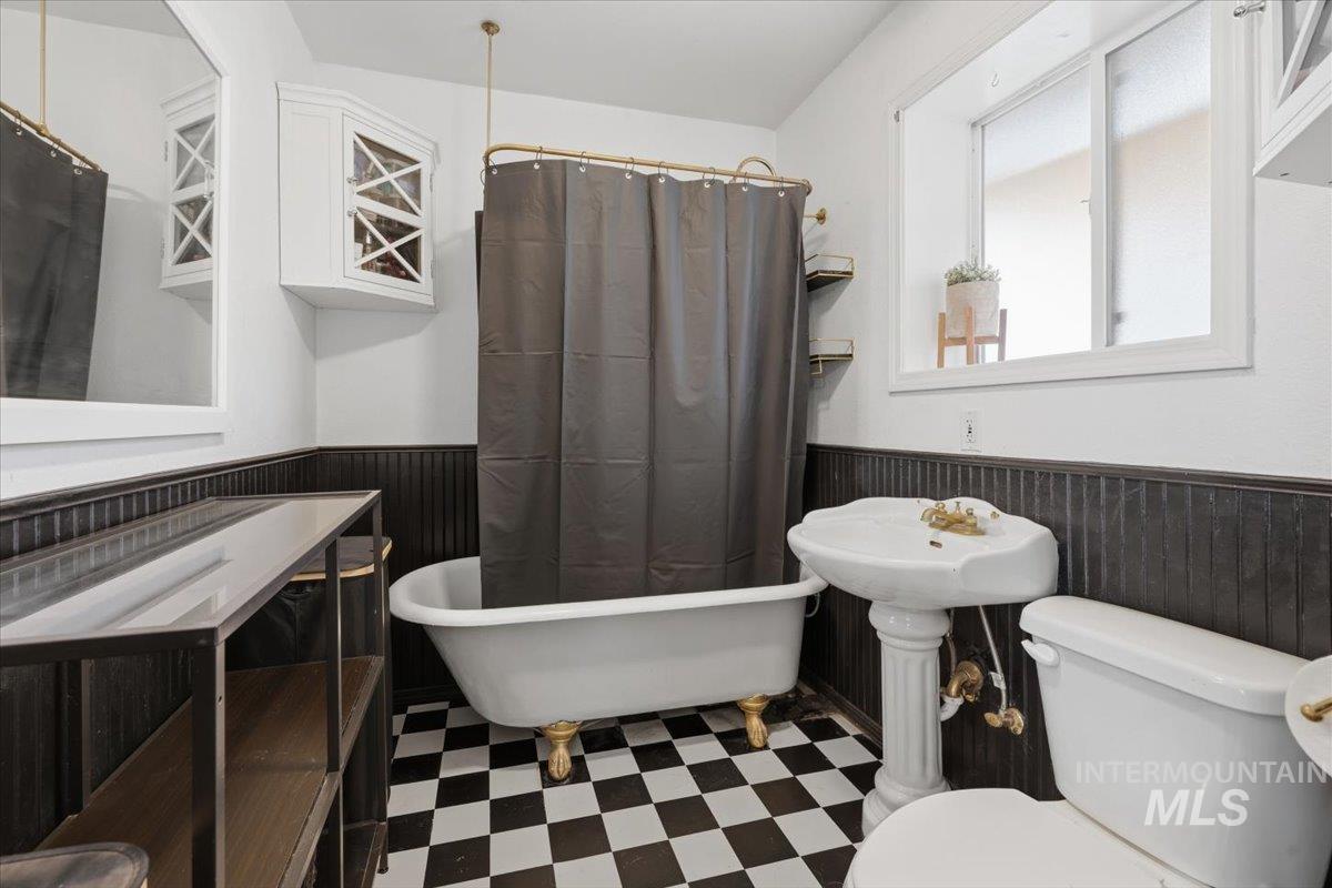 2815 S Indiana, Caldwell, Idaho 83605, 3 Bedrooms, 2 Bathrooms, Residential For Sale, Price $439,900, 98978115