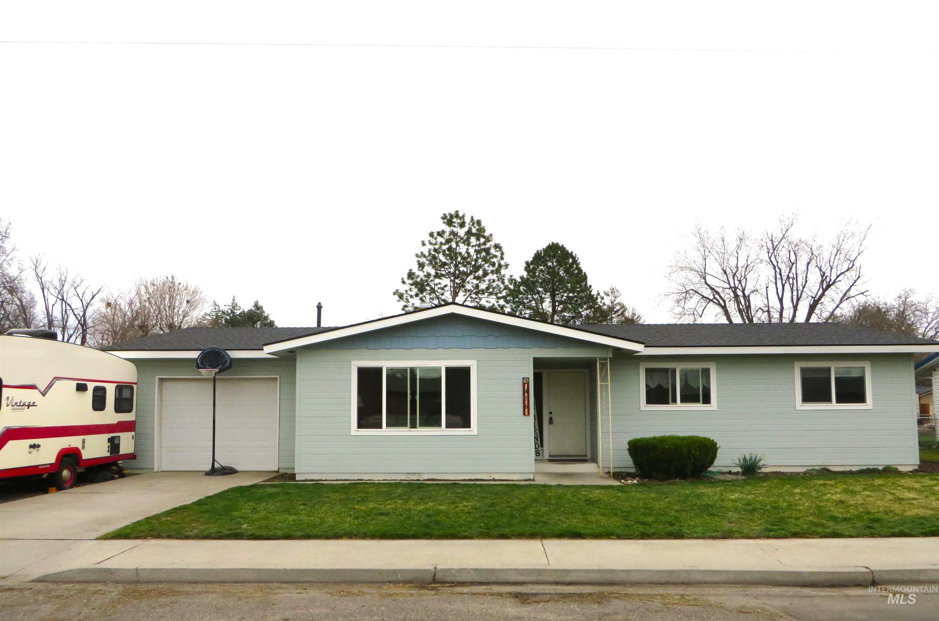 416 S Iowa, Fruitland, Idaho 83619, 3 Bedrooms, 1.5 Bathrooms, Residential For Sale, Price $310,000, 98978122