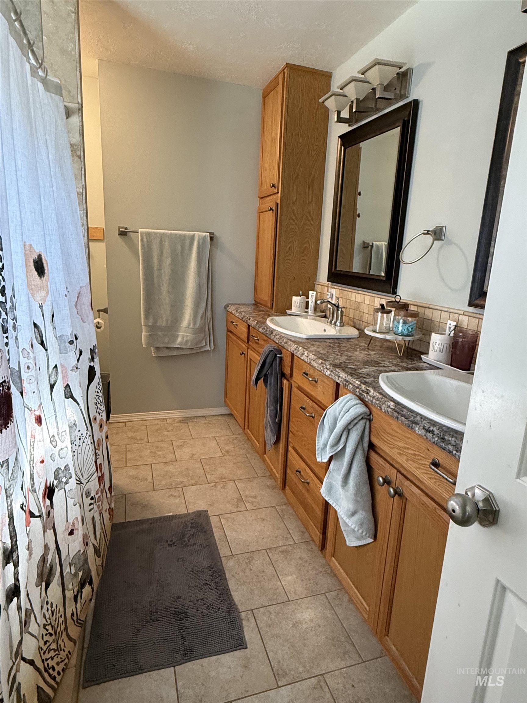 273 W Snake River Ave, Glenns Ferry, Idaho 83623, 3 Bedrooms, 2 Bathrooms, Residential For Sale, Price $379,000,MLS 98978136