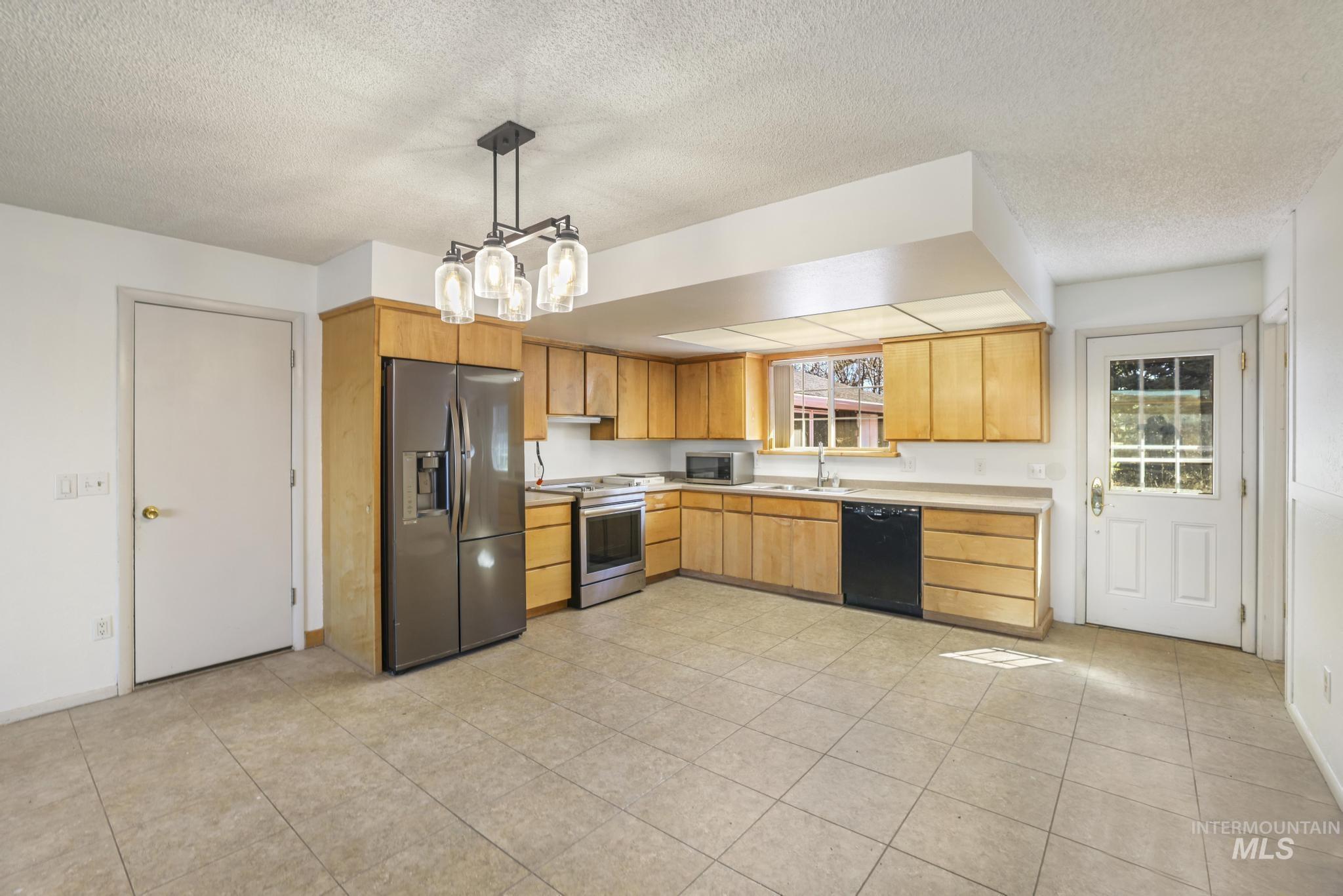 2755 S 900 E, Hagerman, Idaho 83332, 3 Bedrooms, 2 Bathrooms, Residential For Sale, Price $569,900,MLS 98978156