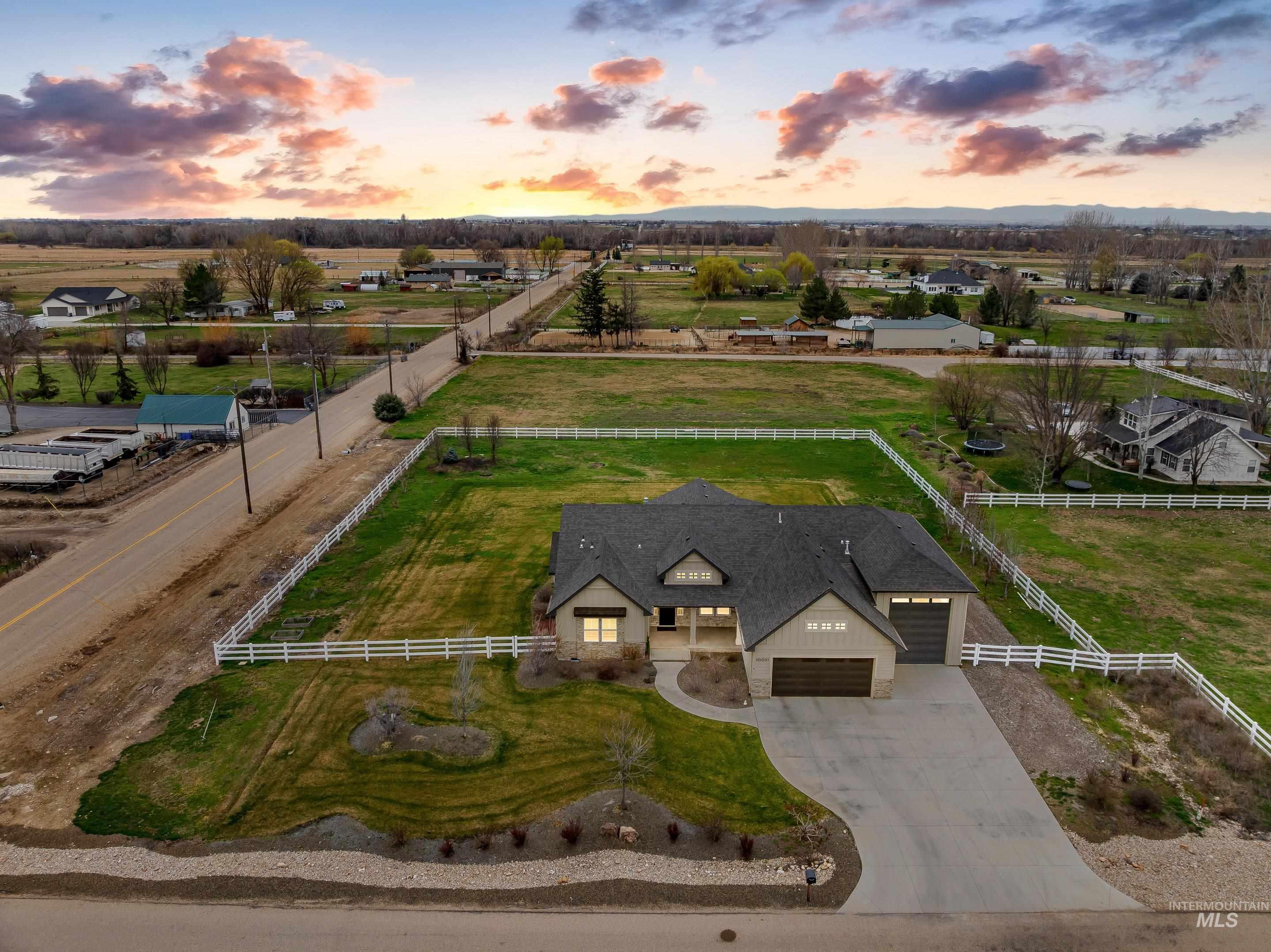 10031 Riverbend Place, Middleton, Idaho 83644, 5 Bedrooms, 3.5 Bathrooms, Residential For Sale, Price $995,000,MLS 98978164