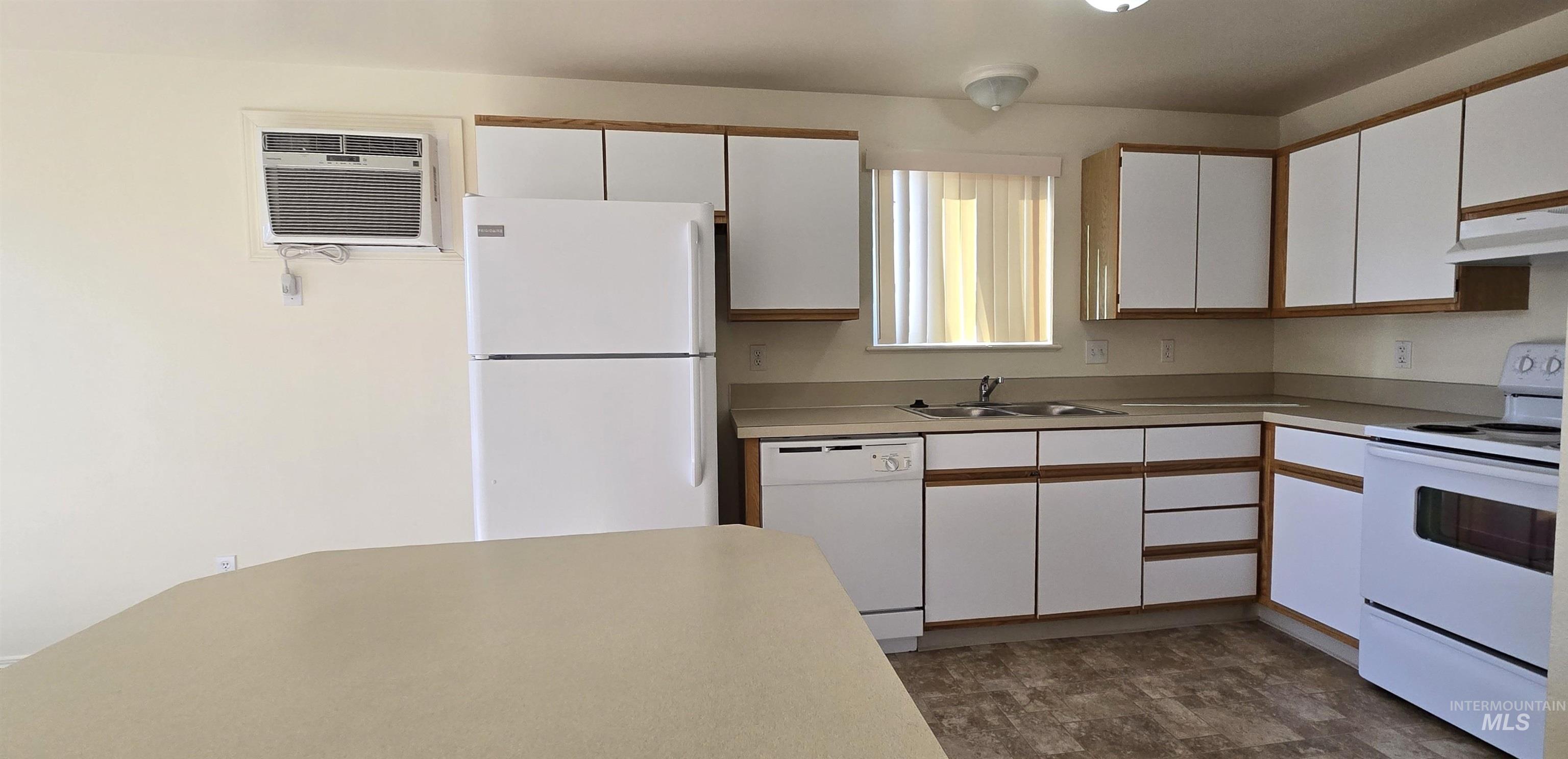 2555 W Malad St, Boise, Idaho 83705, 2 Bedrooms, 1 Bathroom, Residential Income For Sale, Price $949,000,MLS 98978168