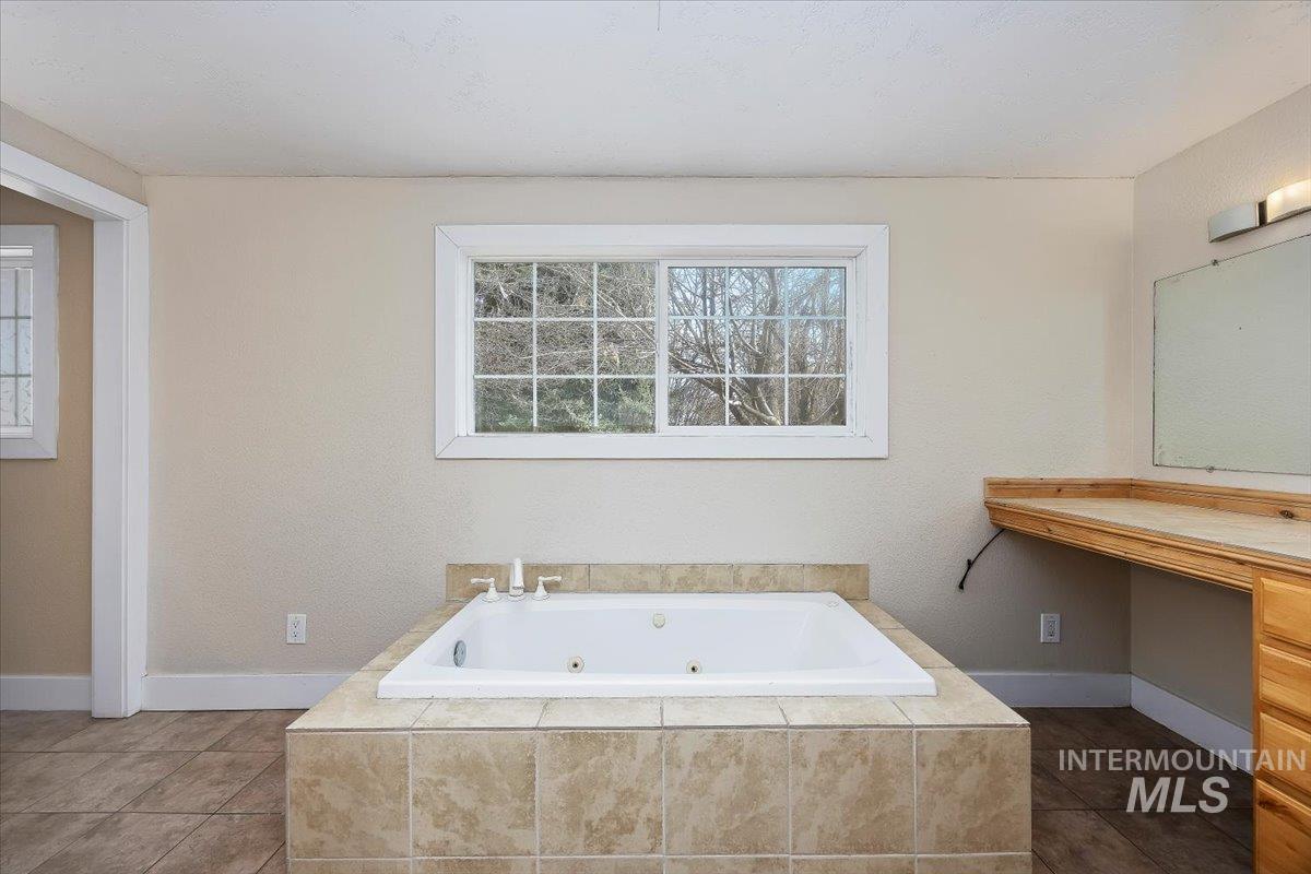 568 Baker Street, Twin Falls, Idaho 83301, 4 Bedrooms, 3 Bathrooms, Residential For Sale, Price $407,000,MLS 98978171