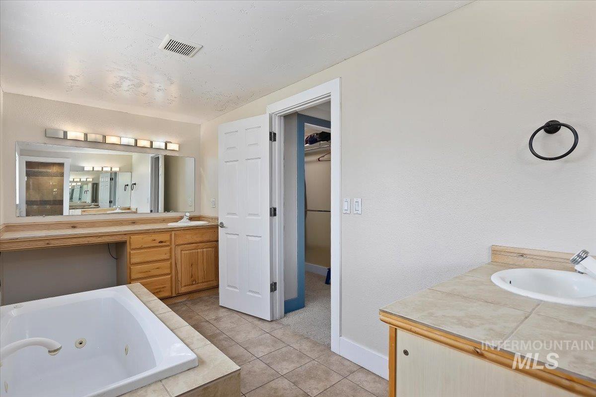 568 Baker Street, Twin Falls, Idaho 83301, 4 Bedrooms, 3 Bathrooms, Residential For Sale, Price $407,000,MLS 98978171