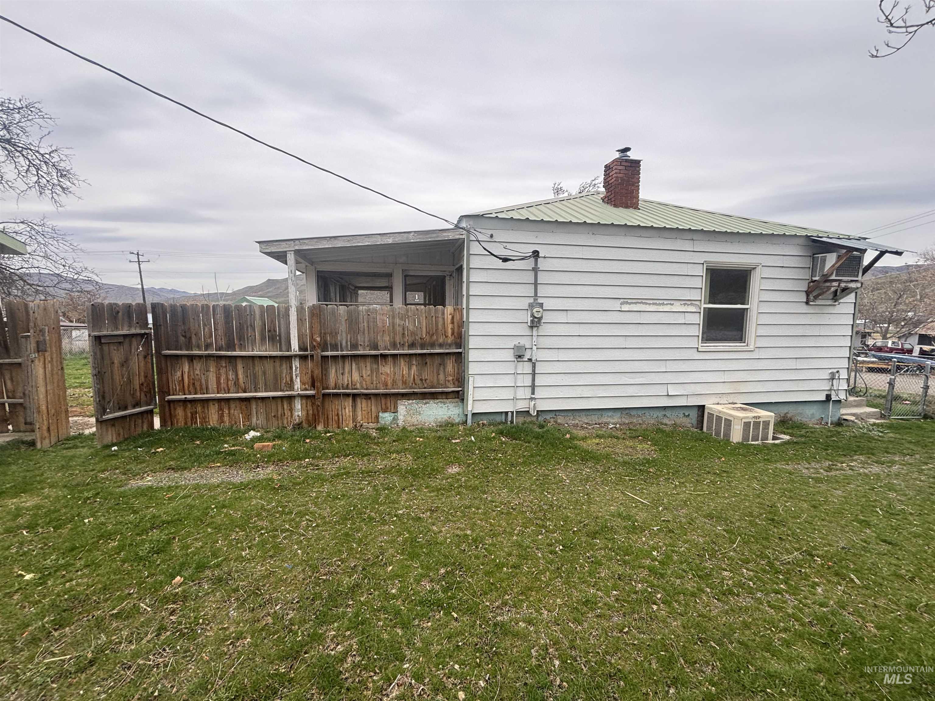 645 E 3rd St, Huntington, Oregon 97907, 2 Bedrooms, 2 Bathrooms, Residential For Sale, Price $115,000,MLS 98978177