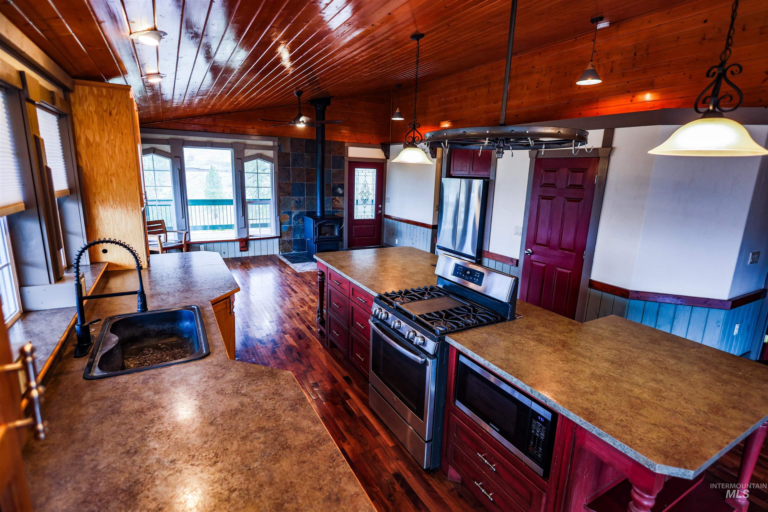 402 Beaver Slide Road, Kamiah, Idaho 83536, 2 Bedrooms, 2 Bathrooms, Residential For Sale, Price $554,000,MLS 98978187