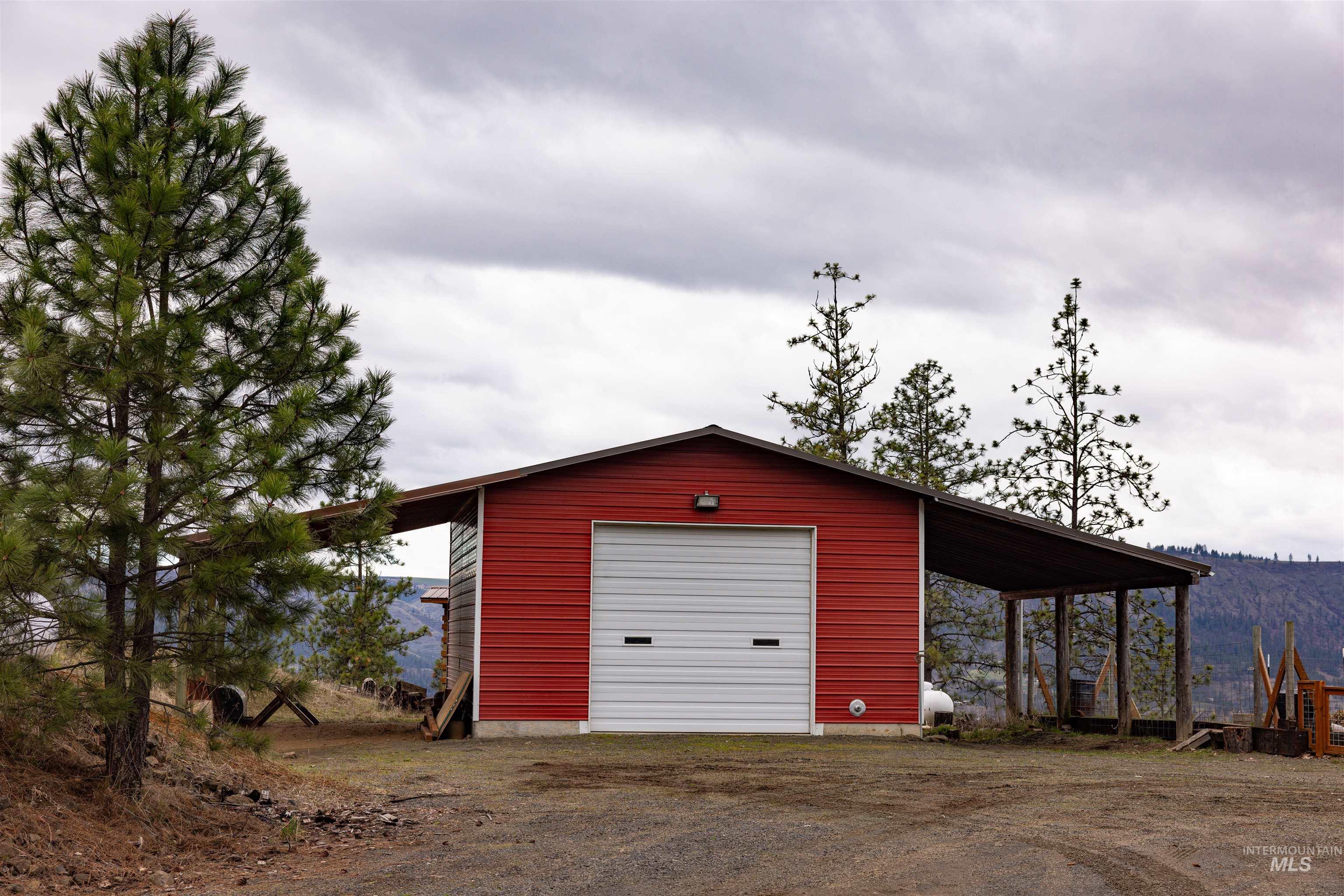 402 Beaver Slide Road, Kamiah, Idaho 83536, 2 Bedrooms, 2 Bathrooms, Residential For Sale, Price $554,000,MLS 98978187