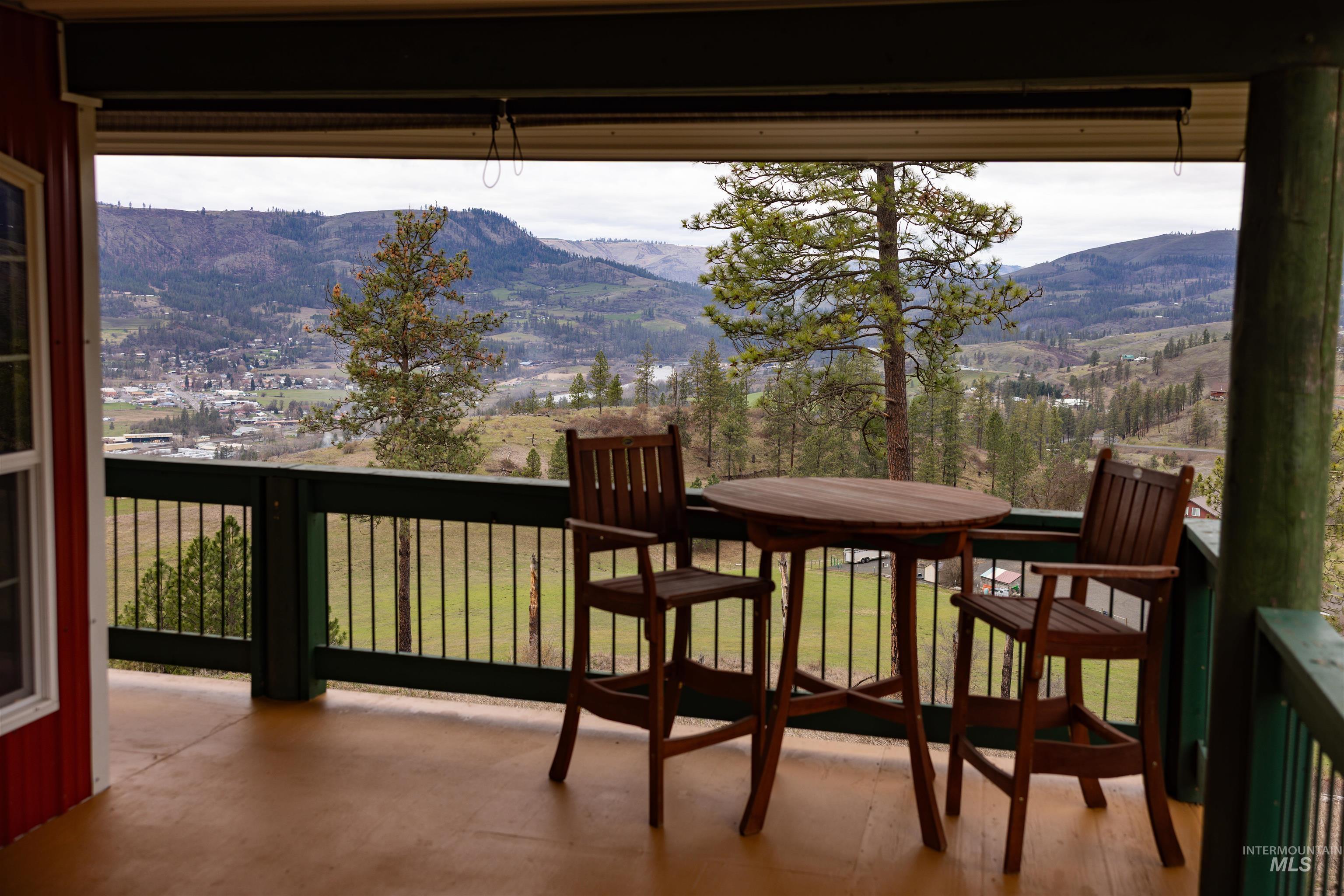 402 Beaver Slide Road, Kamiah, Idaho 83536, 2 Bedrooms, 2 Bathrooms, Residential For Sale, Price $554,000,MLS 98978187