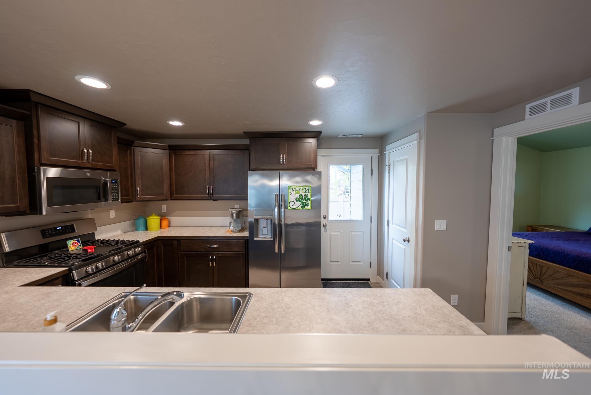 1398 W Woodpine St, Meridian, Idaho 83646, 2 Bedrooms, 2 Bathrooms, Residential For Sale, Price $404,999,MLS 98978193