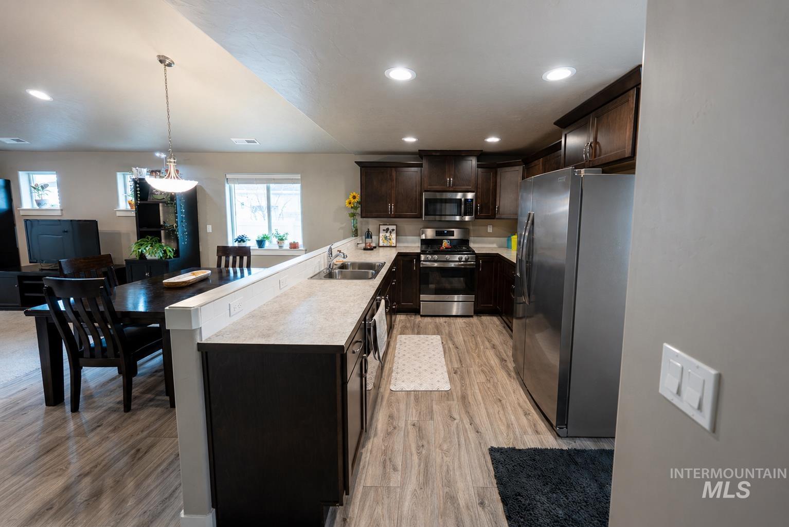 1398 W Woodpine St, Meridian, Idaho 83646, 2 Bedrooms, 2 Bathrooms, Residential For Sale, Price $399,999,MLS 98978193