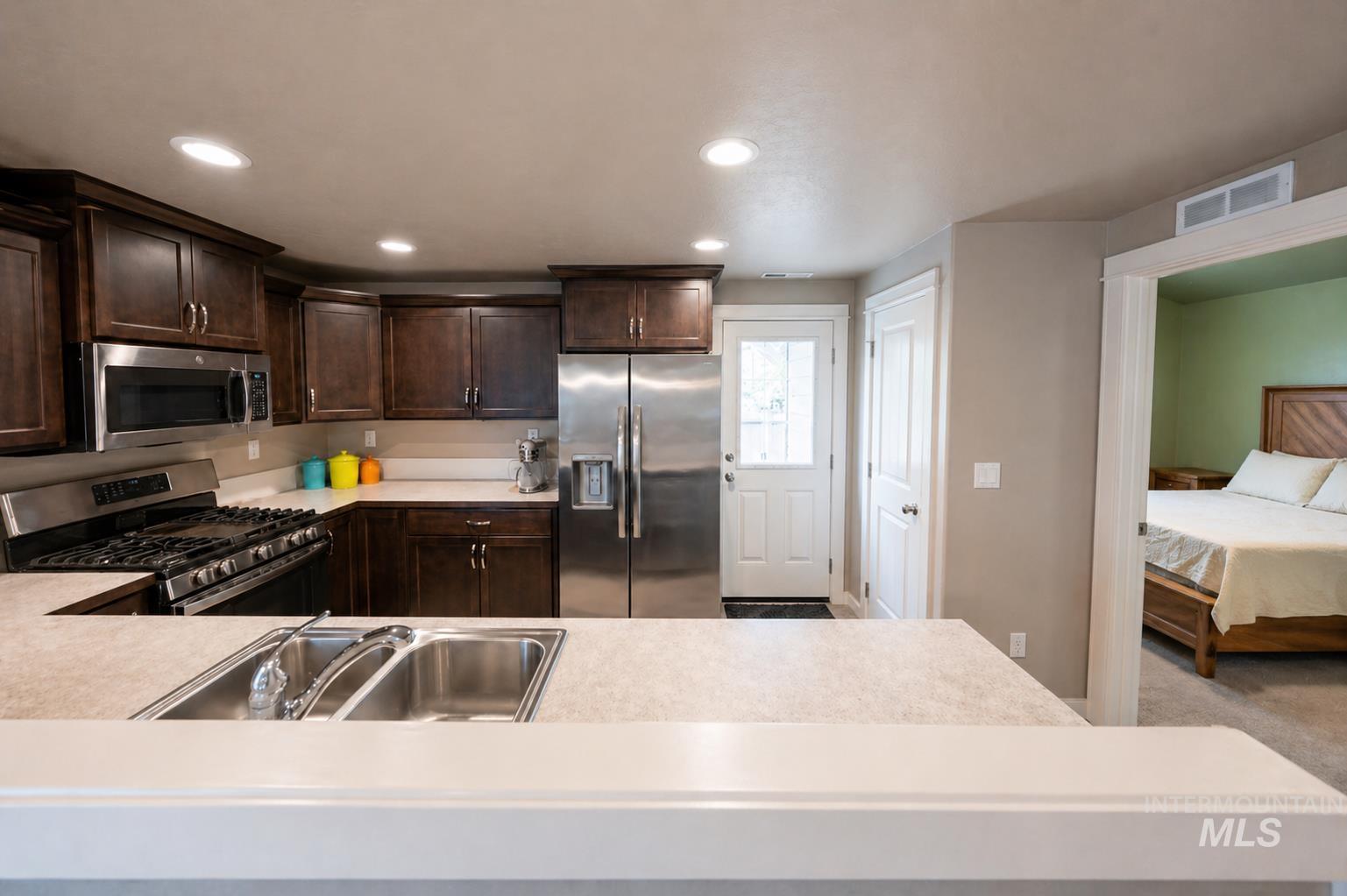 1398 W Woodpine St, Meridian, Idaho 83646, 2 Bedrooms, 2 Bathrooms, Residential For Sale, Price $399,999,MLS 98978193