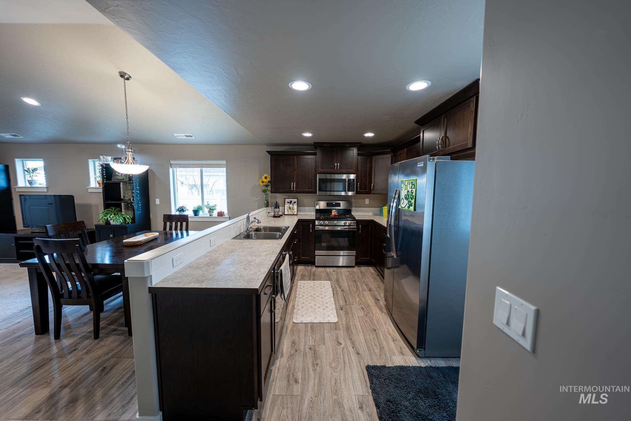 1398 W Woodpine St, Meridian, Idaho 83646, 2 Bedrooms, 2 Bathrooms, Residential For Sale, Price $404,999,MLS 98978193