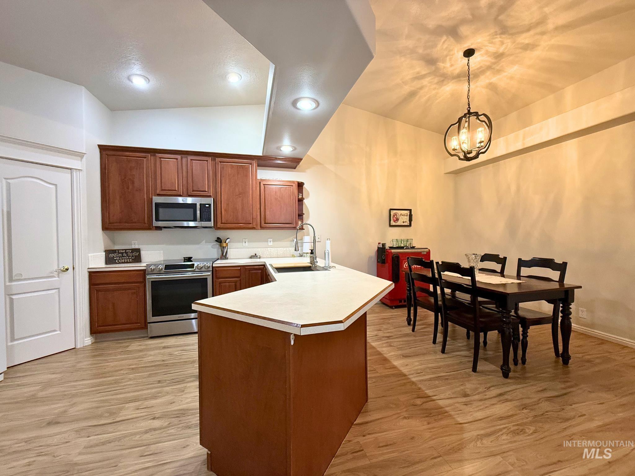 8170 W Beckton Ln, Garden City, Idaho 83714-1375, 3 Bedrooms, 2 Bathrooms, Residential For Sale, Price $430,000,MLS 98978203