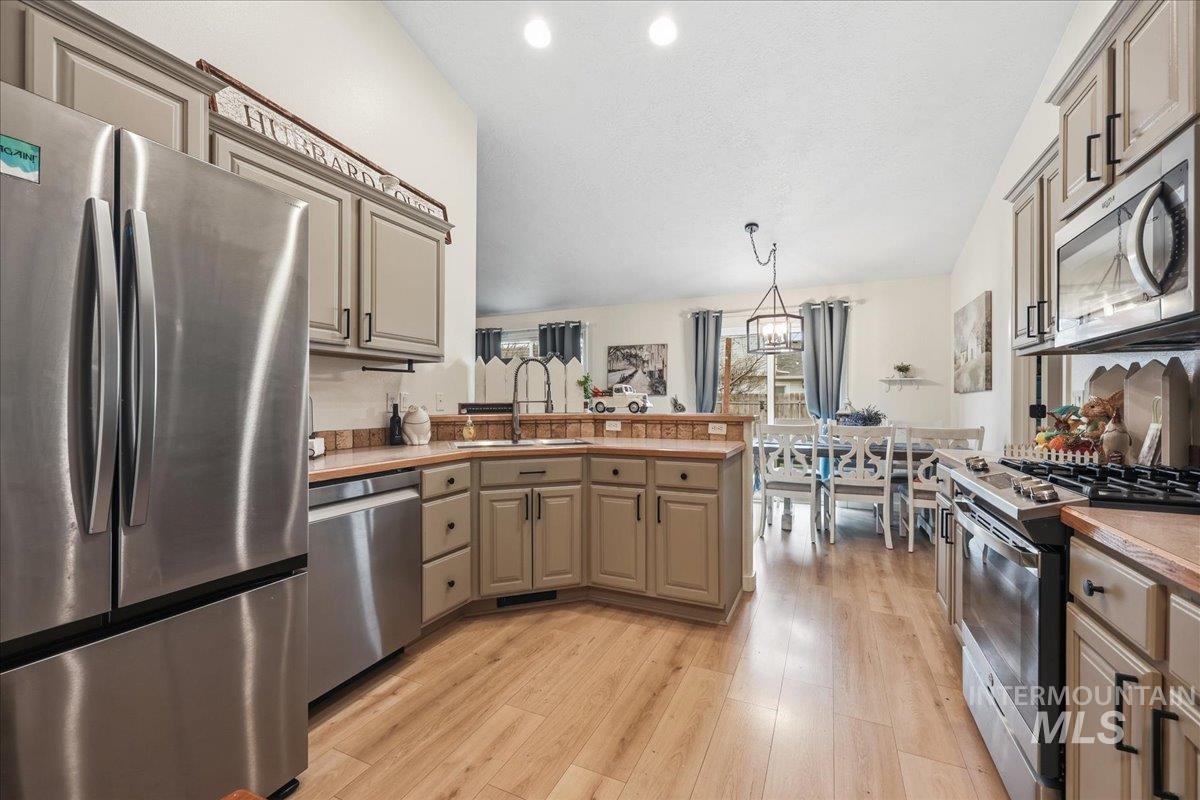 1219 W Eagle Ave, Nampa, Idaho 83651, 3 Bedrooms, 2 Bathrooms, Residential For Sale, Price $399,900,MLS 98978217