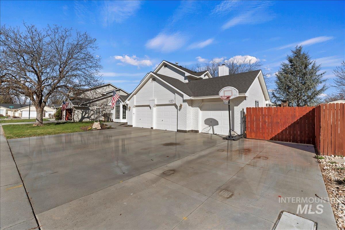1120 W Clarinda Dr, Meridian, Idaho 83642-2074, 3 Bedrooms, 3 Bathrooms, Residential For Sale, Price $559,000,MLS 98978234