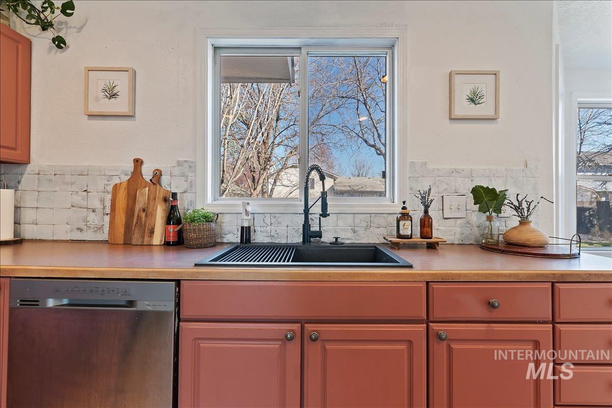 1120 W Clarinda Dr, Meridian, Idaho 83642-2074, 3 Bedrooms, 3 Bathrooms, Residential For Sale, Price $559,000,MLS 98978234