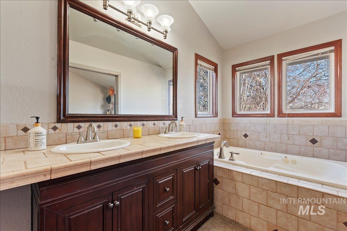 1120 W Clarinda Dr, Meridian, Idaho 83642-2074, 3 Bedrooms, 3 Bathrooms, Residential For Sale, Price $559,000,MLS 98978234