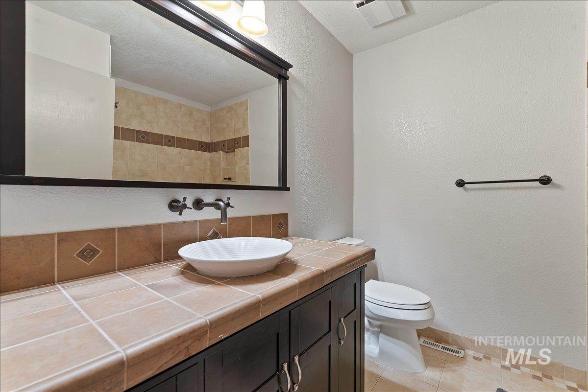 1120 W Clarinda Dr, Meridian, Idaho 83642-2074, 3 Bedrooms, 3 Bathrooms, Residential For Sale, Price $559,000,MLS 98978234