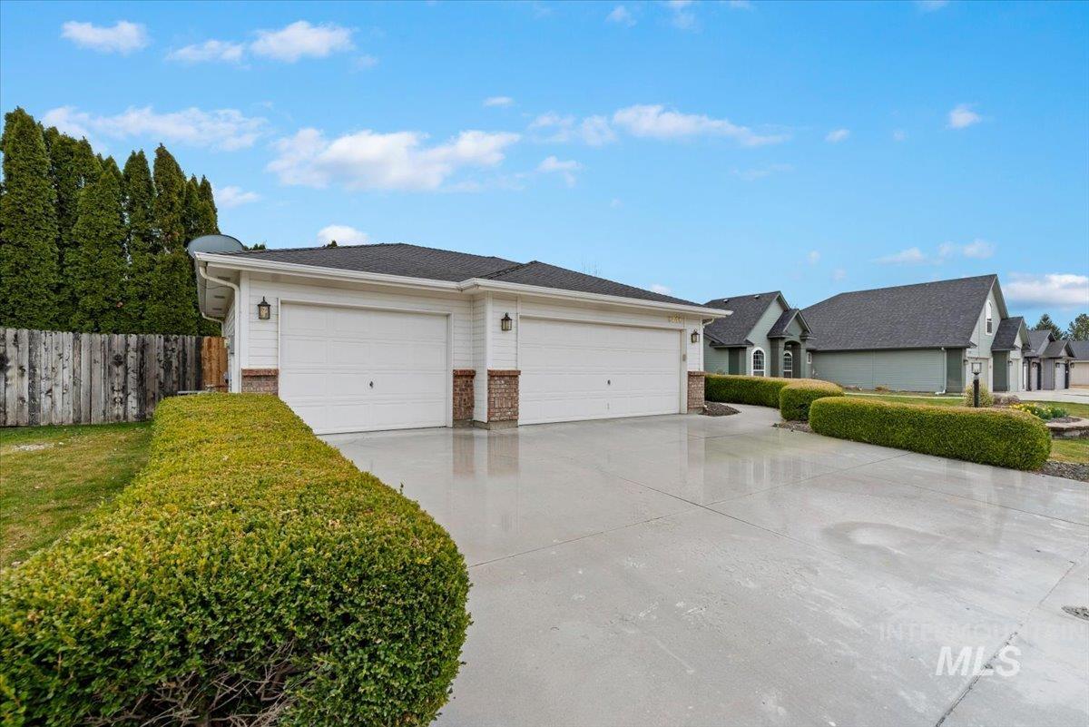 3711 W Angelica Dr, Meridian, Idaho 83646-9023, 3 Bedrooms, 2 Bathrooms, Residential For Sale, Price $499,900,MLS 98978237