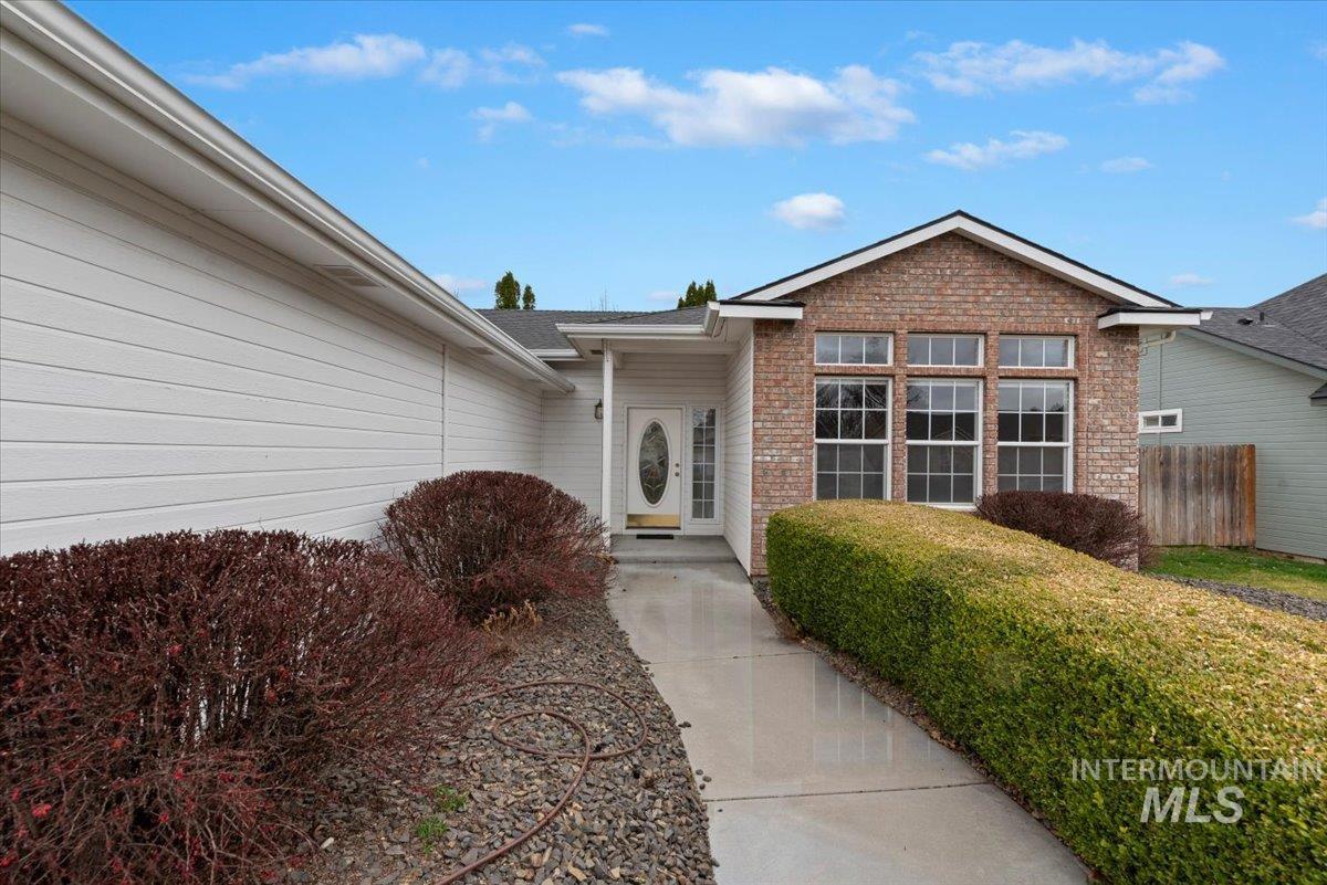 3711 W Angelica Dr, Meridian, Idaho 83646-9023, 3 Bedrooms, 2 Bathrooms, Residential For Sale, Price $499,900,MLS 98978237