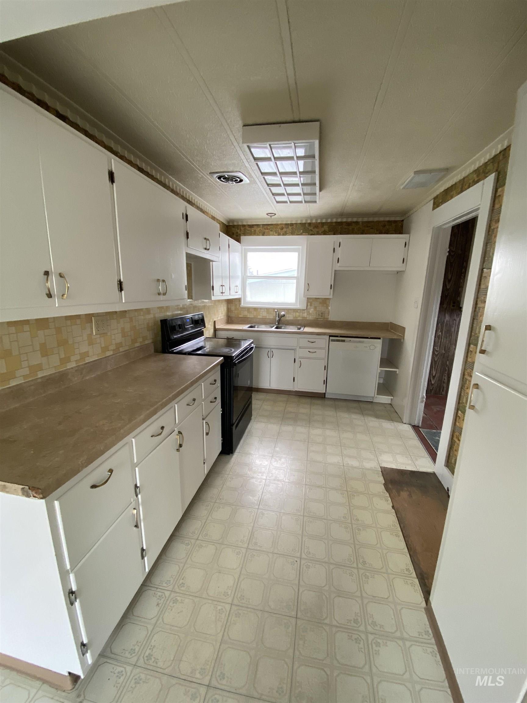 520 S 3rd Ave, Caldwell, Idaho 83605, 1 Bedroom, 1.5 Bathrooms, Residential For Sale, Price $209,000,MLS 98978258