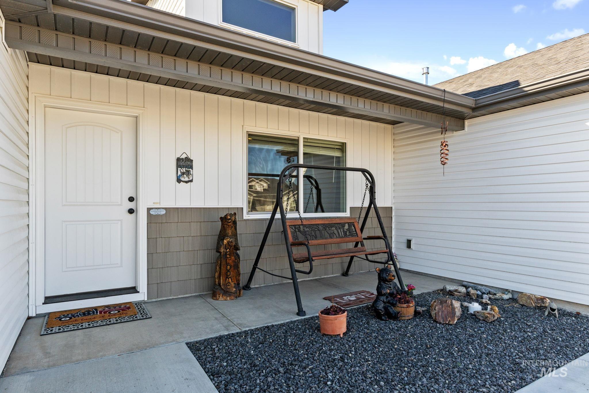 1119 Meadow Lake Loop, Buhl, Idaho 83316, 4 Bedrooms, 2 Bathrooms, Residential For Sale, Price $387,900,MLS 98978281