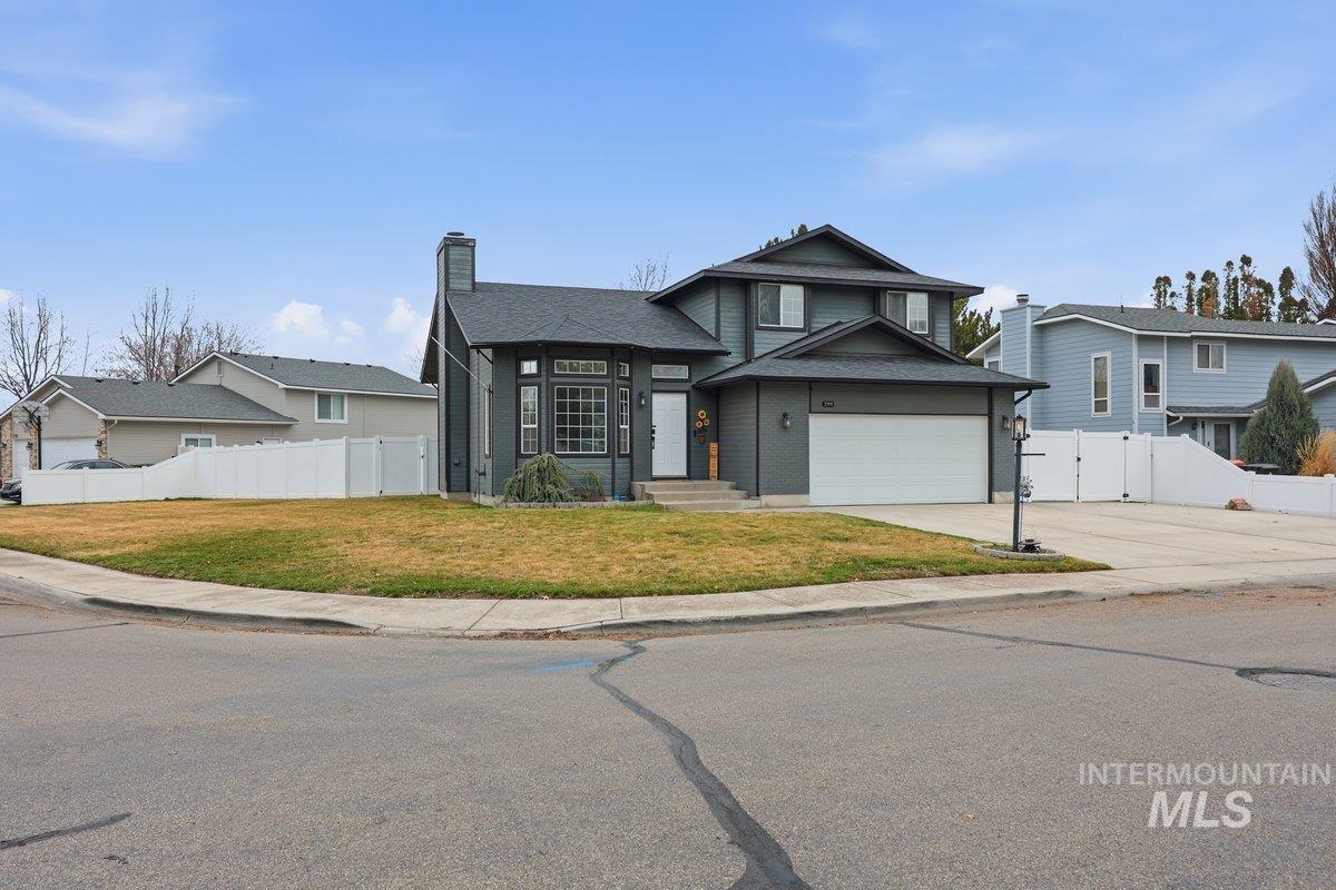 3290 W Sugar Creek Dr, Meridian, Idaho 83646, 3 Bedrooms, 3 Bathrooms, Residential For Sale, Price $500,000,MLS 98978287