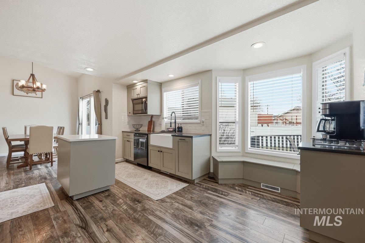 3290 W Sugar Creek Dr, Meridian, Idaho 83646, 3 Bedrooms, 3 Bathrooms, Residential For Sale, Price $500,000,MLS 98978287