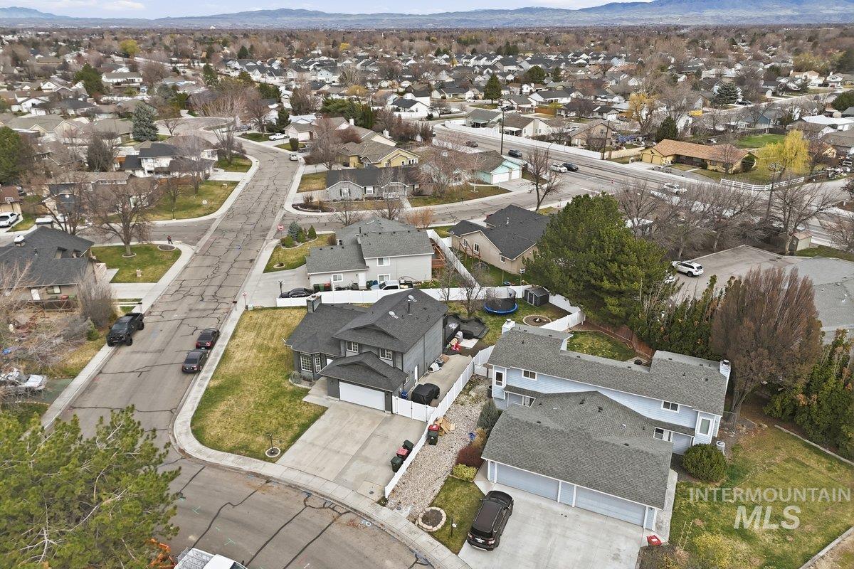 3290 W Sugar Creek Dr, Meridian, Idaho 83646, 3 Bedrooms, 3 Bathrooms, Residential For Sale, Price $500,000,MLS 98978287