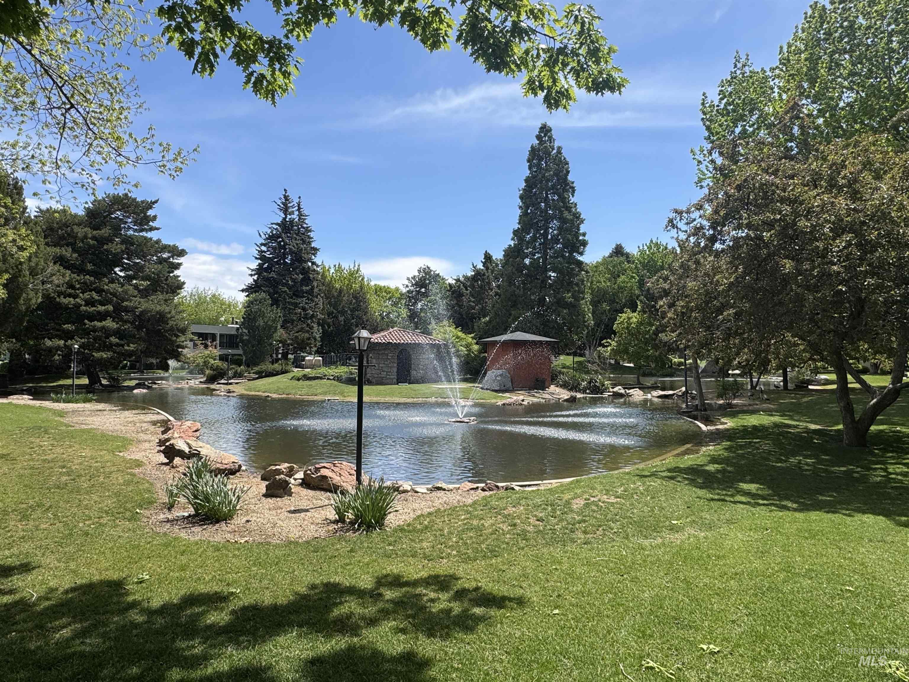 1095 N CAMELOT DR, Boise, Idaho 83704, 2 Bedrooms, 2 Bathrooms, Residential For Sale, Price $343,900,MLS 98978313