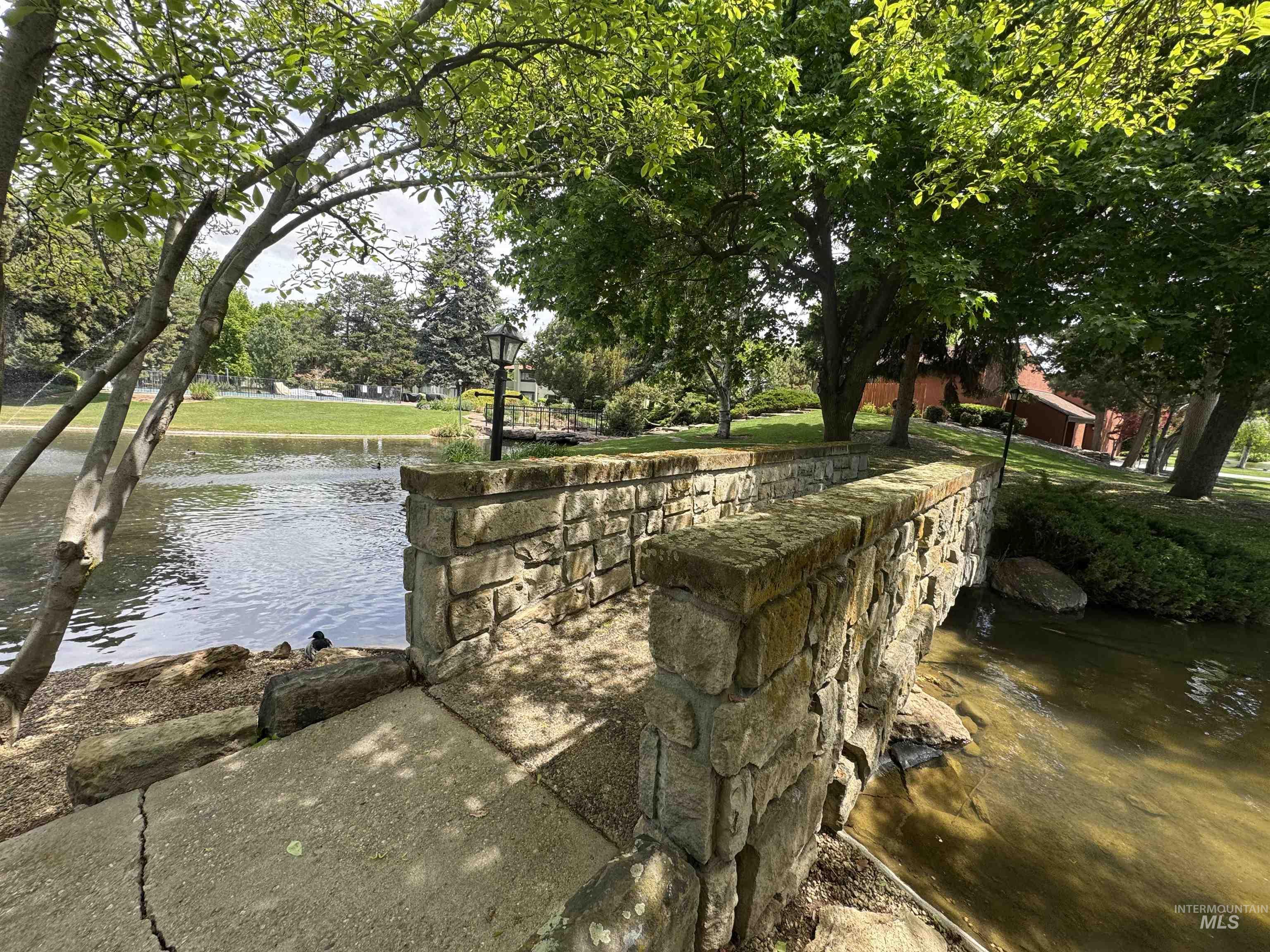 1095 N CAMELOT DR, Boise, Idaho 83704, 2 Bedrooms, 2 Bathrooms, Residential For Sale, Price $343,900,MLS 98978313