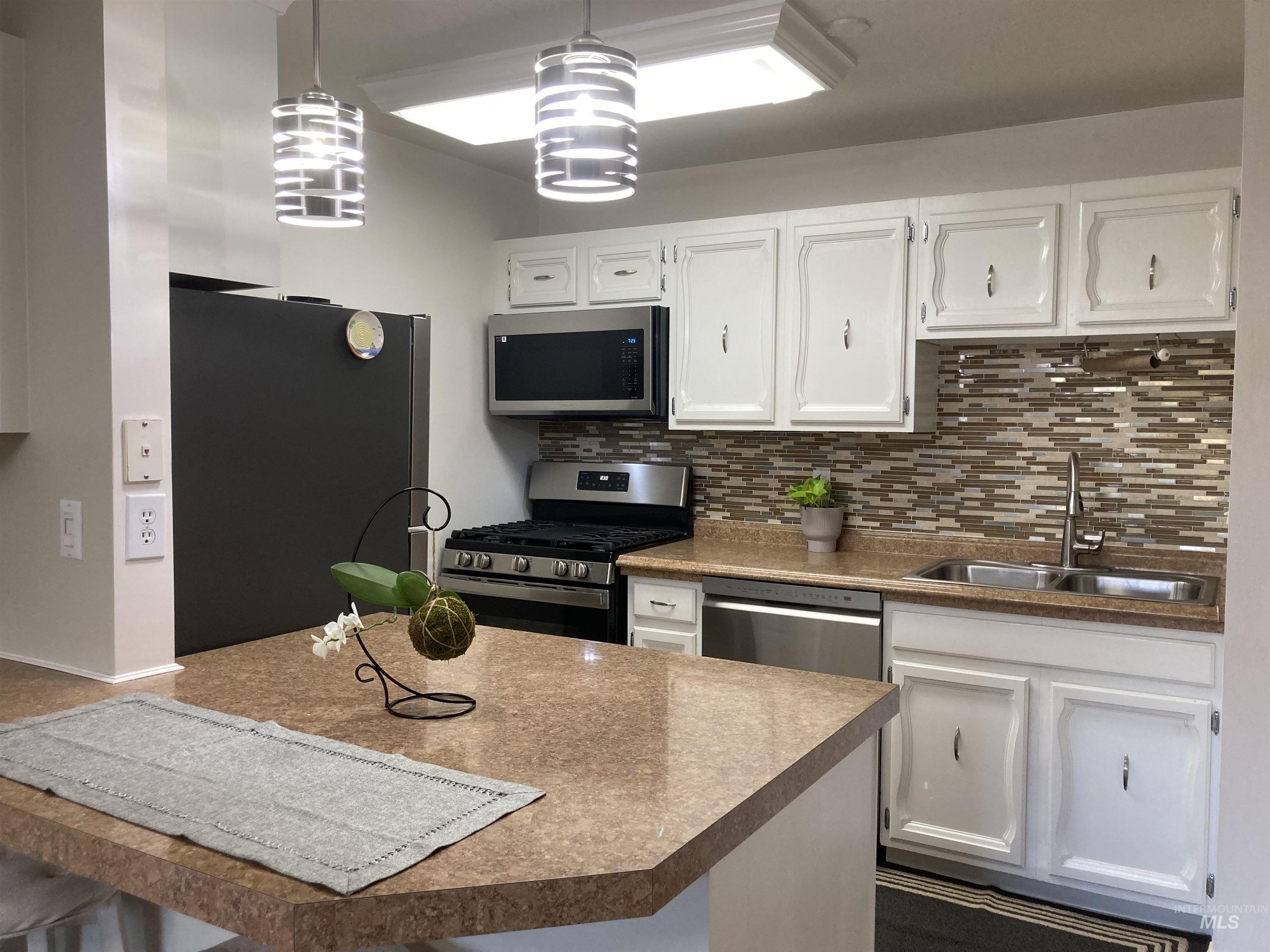 1095 N CAMELOT DR, Boise, Idaho 83704, 2 Bedrooms, 2 Bathrooms, Residential For Sale, Price $343,900,MLS 98978313